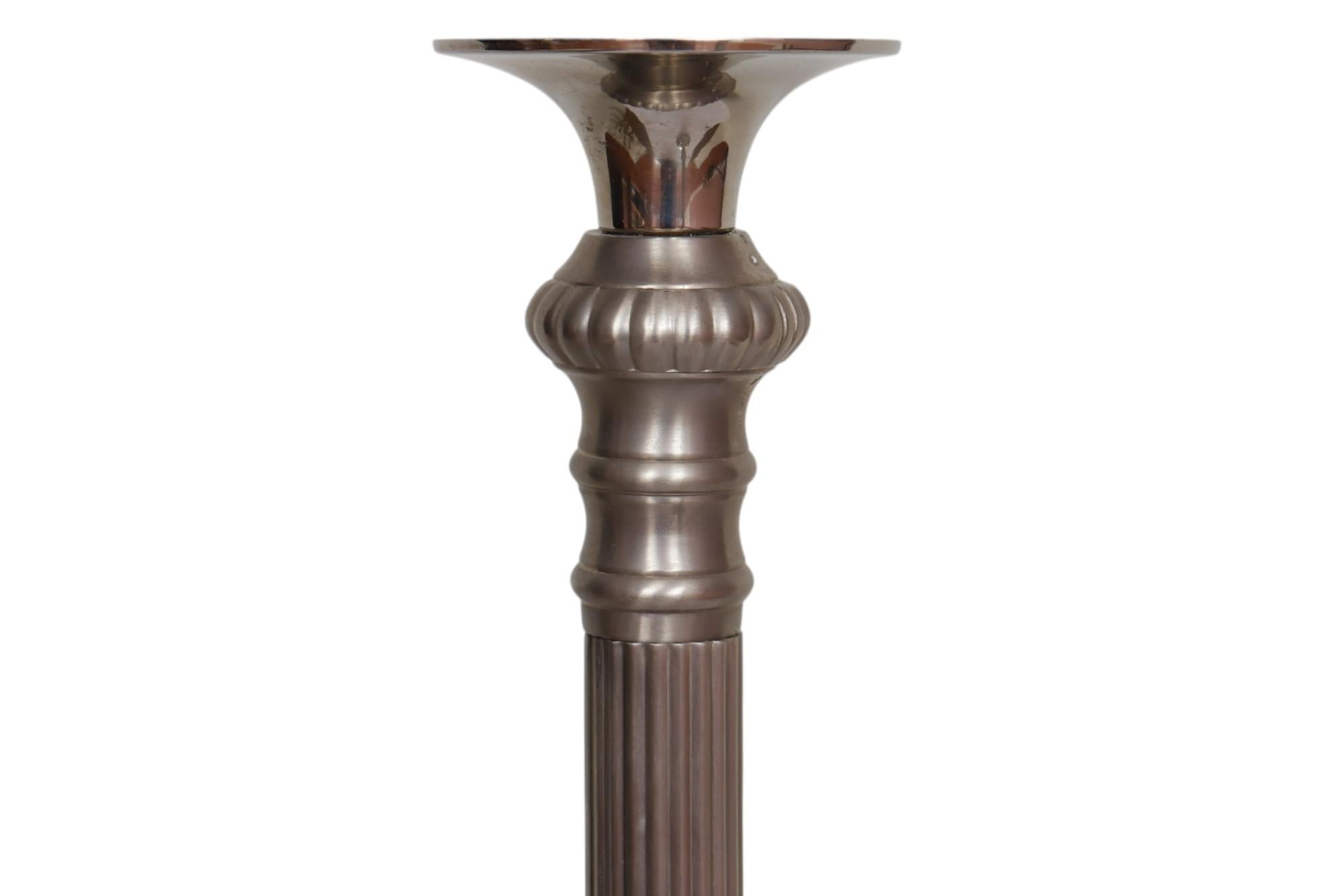 Zinn und Nickel Säule Säule Kerzenhalter, ein Paar (20. Jahrhundert) im Angebot