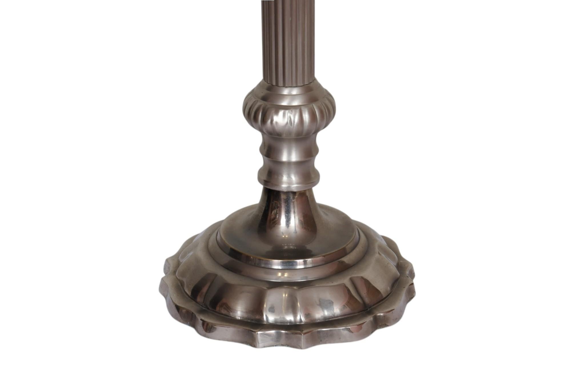 Zinn und Nickel Säule Säule Kerzenhalter, ein Paar im Angebot 1