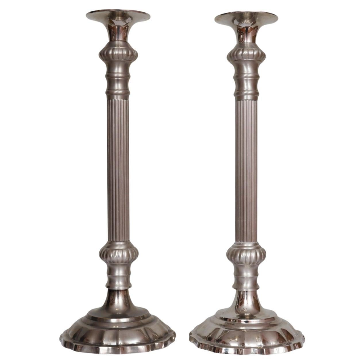 Zinn und Nickel Säule Säule Kerzenhalter, ein Paar im Angebot
