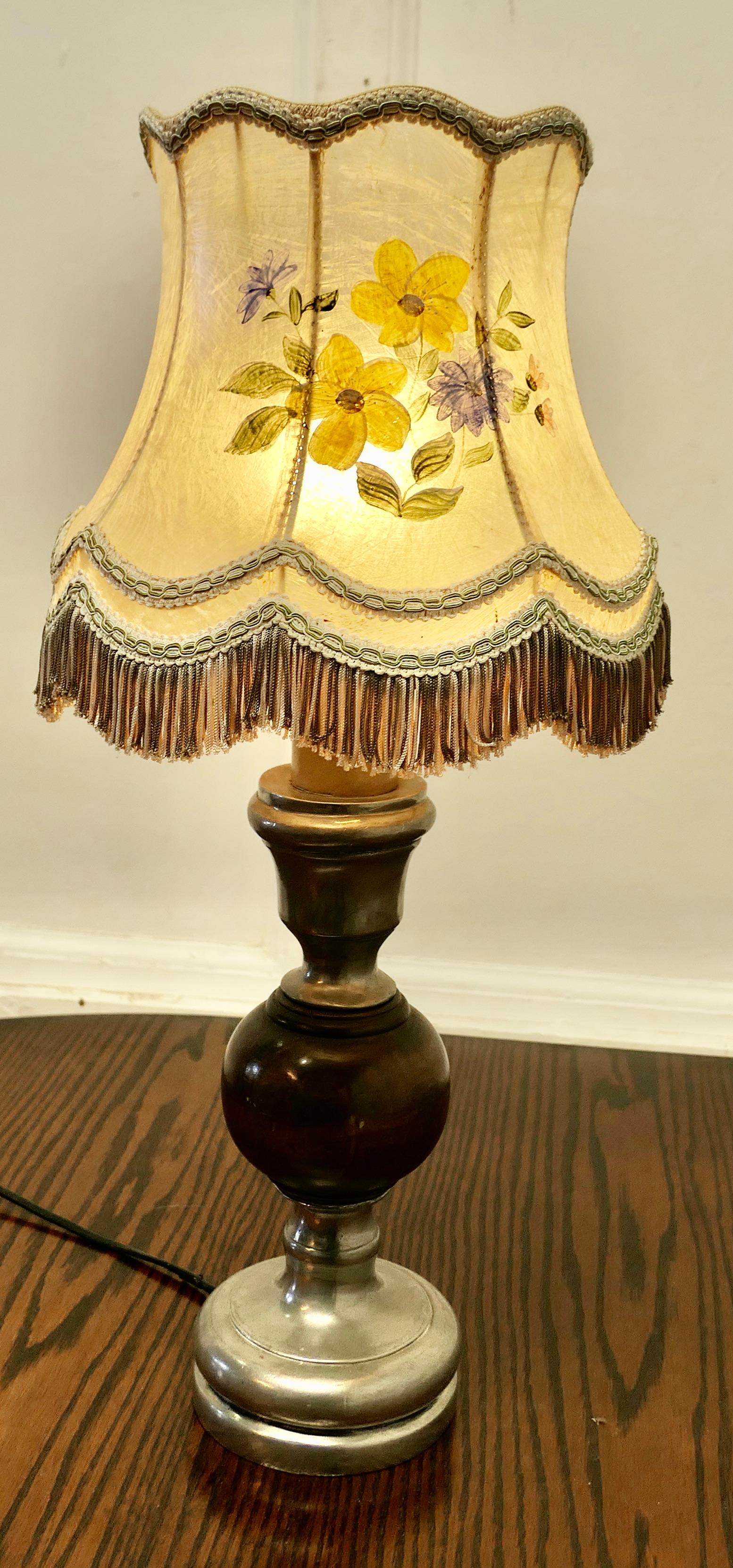 Lampe de table en étain et bois tourné avec abat-jour peint à la main

C'est une pièce très attrayante, elle a une base bulbeuse en bois et étain qui a un abat-jour peint à la main, le câblage est bon et la lampe est en bon état antique.
La lampe