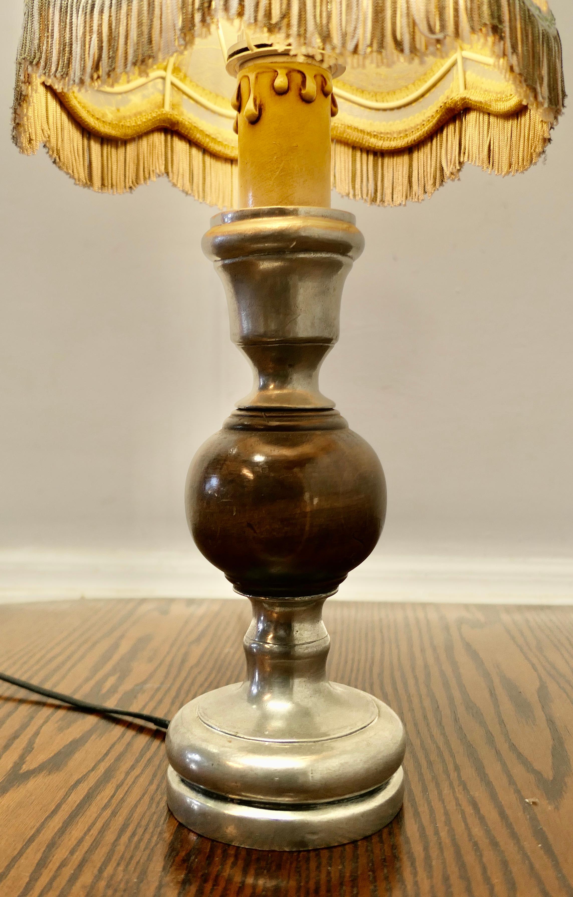 Arts and Crafts Lampe de table en étain et bois tourné avec abat-jour peint à la main en vente