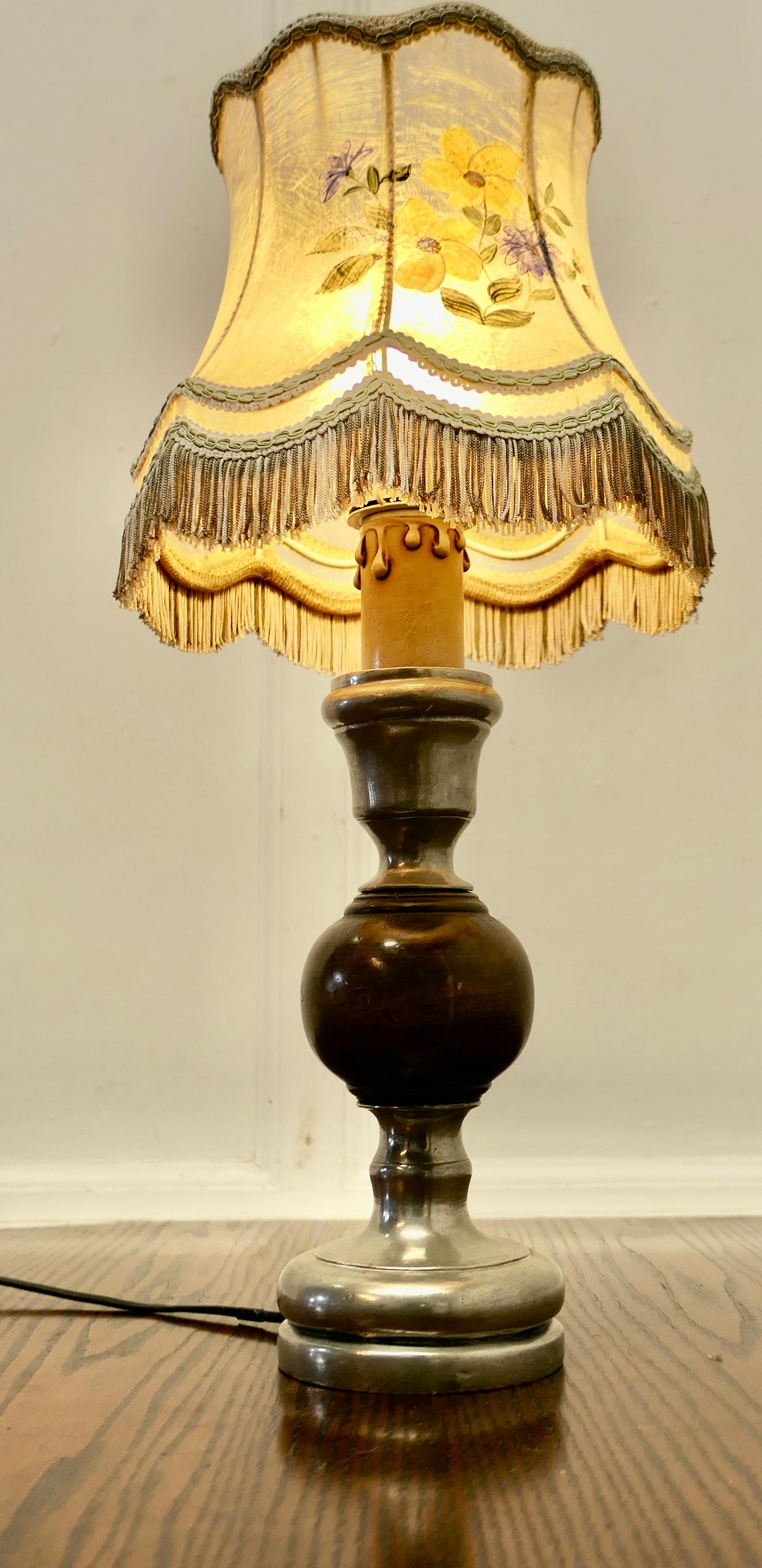 Lampe de table en étain et bois tourné avec abat-jour peint à la main Bon état - En vente à Godshill, Isle of Wight