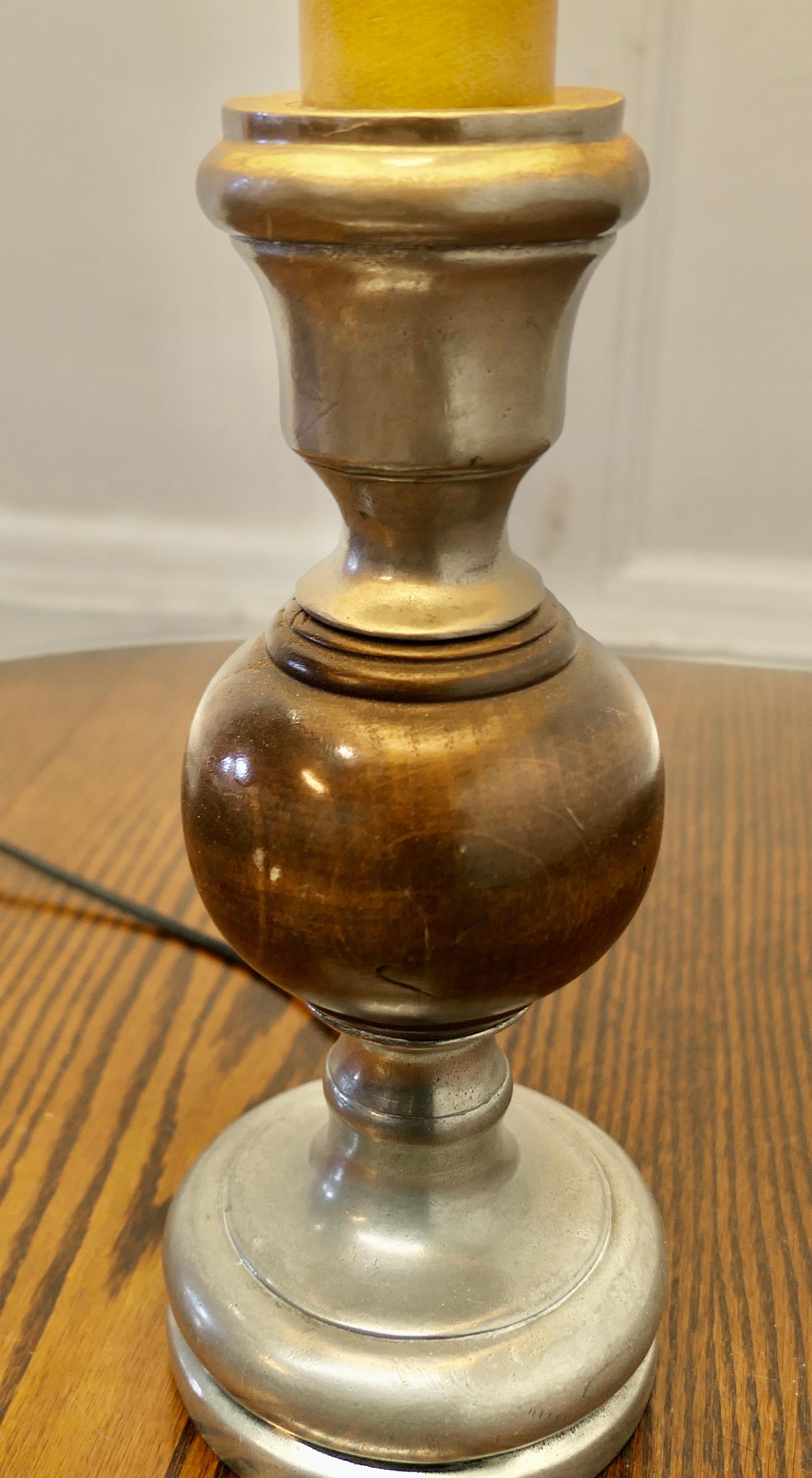Étain Lampe de table en étain et bois tourné avec abat-jour peint à la main en vente