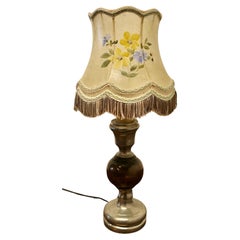 Lampe de table en étain et bois tourné avec abat-jour peint à la main