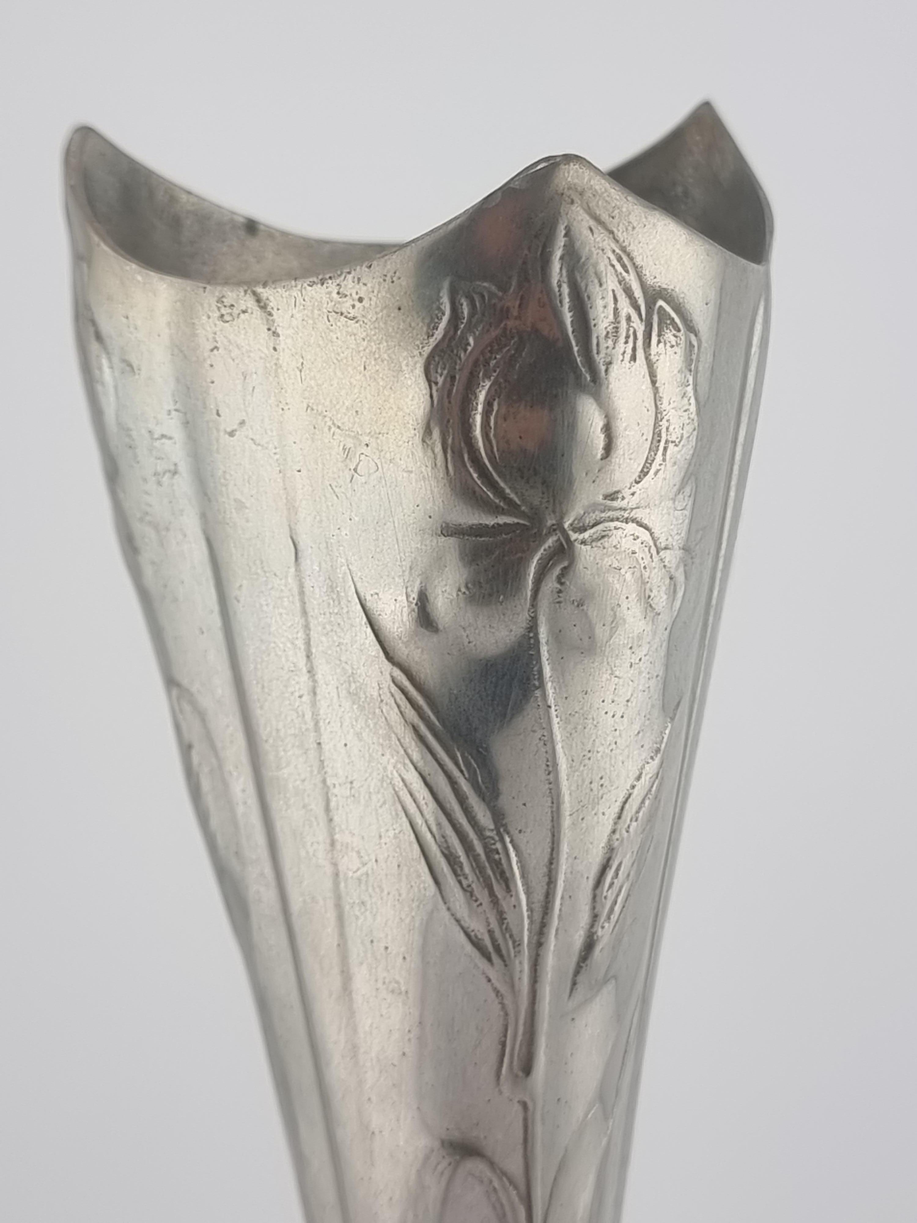 Vaso in peltro Art Nouveau Kayserzinn 617 Fiori Tulipani Lattina In condizioni buone in vendita a Berlin, DE
