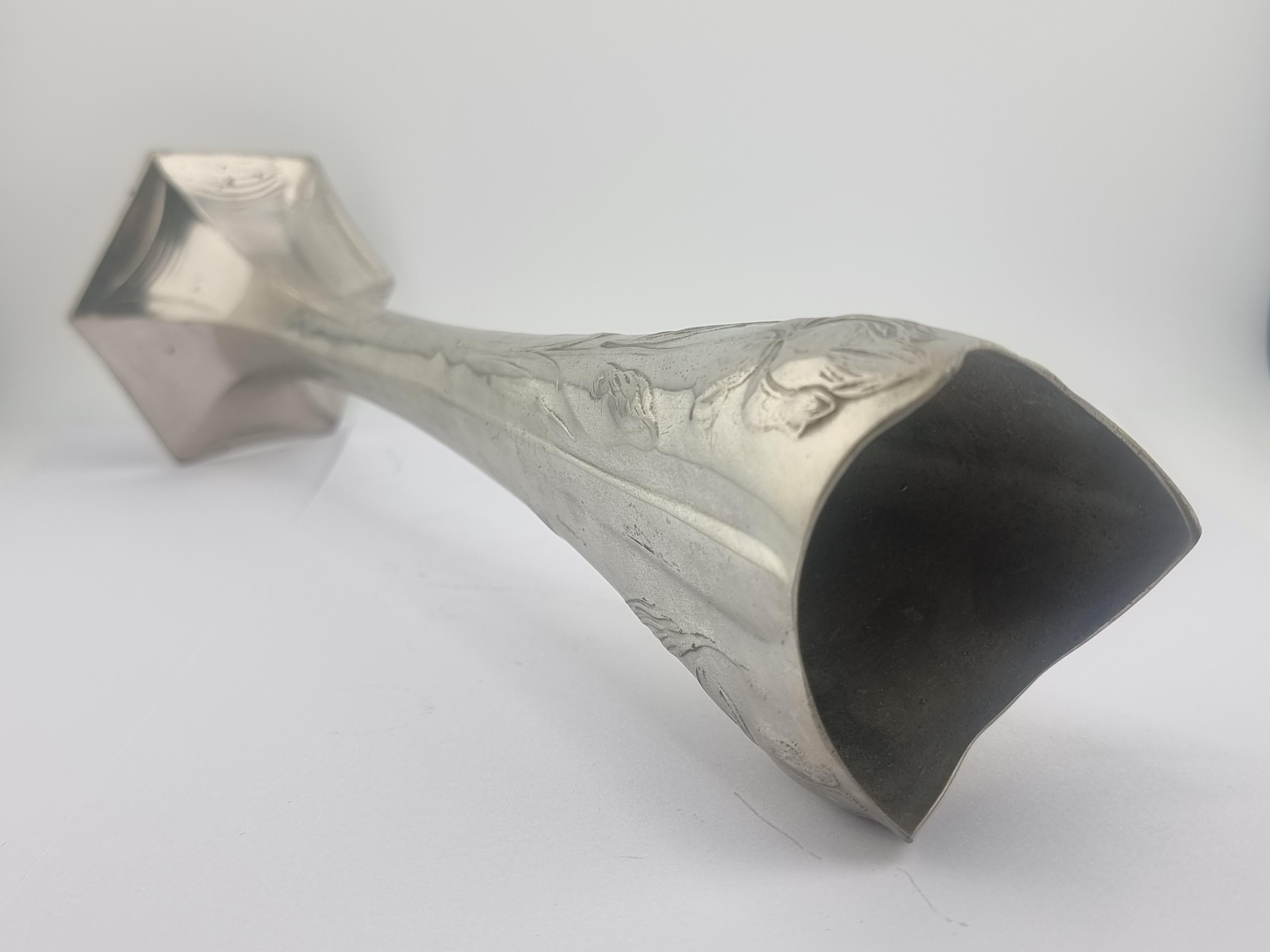 Vaso in peltro Art Nouveau Kayserzinn 617 Fiori Tulipani Lattina in vendita 3