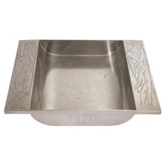 Bandeja Athena de peltre de Oscar Antonsson para Ystad Metall