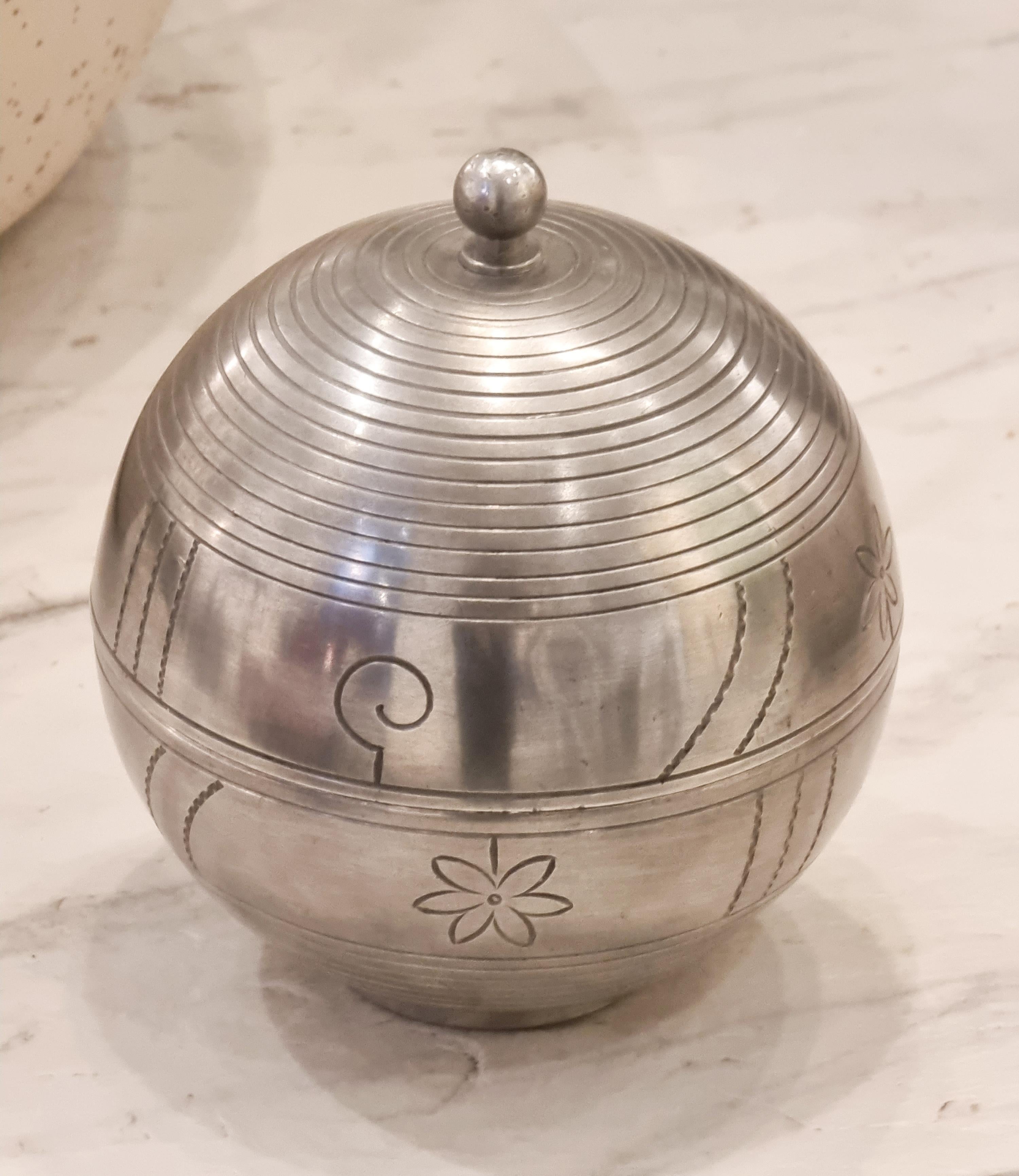 A rare, beautiful pewter bonbonnière and flower decor, attributed Sylvia Stave, Sweden 1933. Manufactured by CG. Hallberg, with hallmarks. In good condition. Smaller signs of age and wear. 


About the artist: 
Sylvia Rosa Agneta Stave, birth name