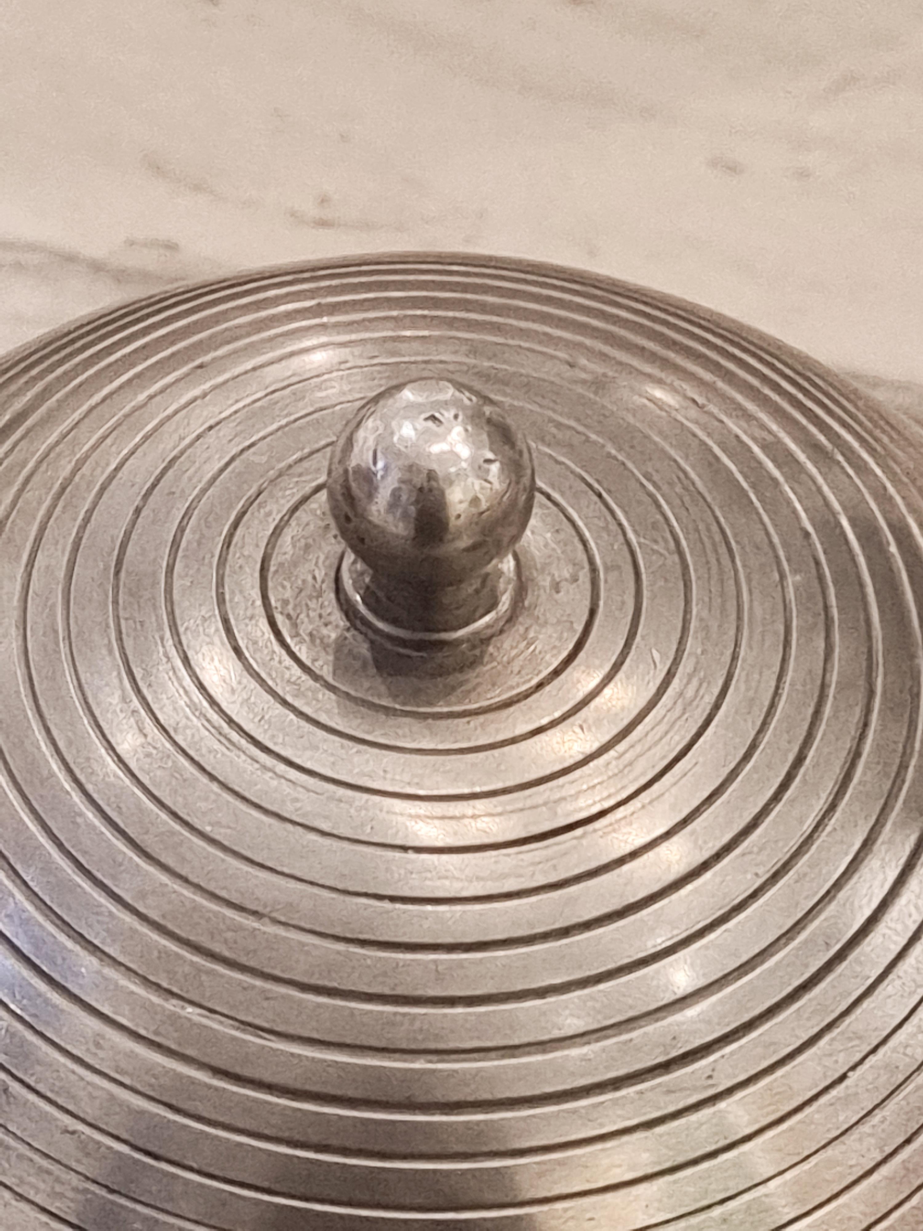Pewter bonbonnière, by Sylvia Stave, CG Hallberg, Swedish Grace /Art Deco 1933 In Good Condition For Sale In Stockholm, SE