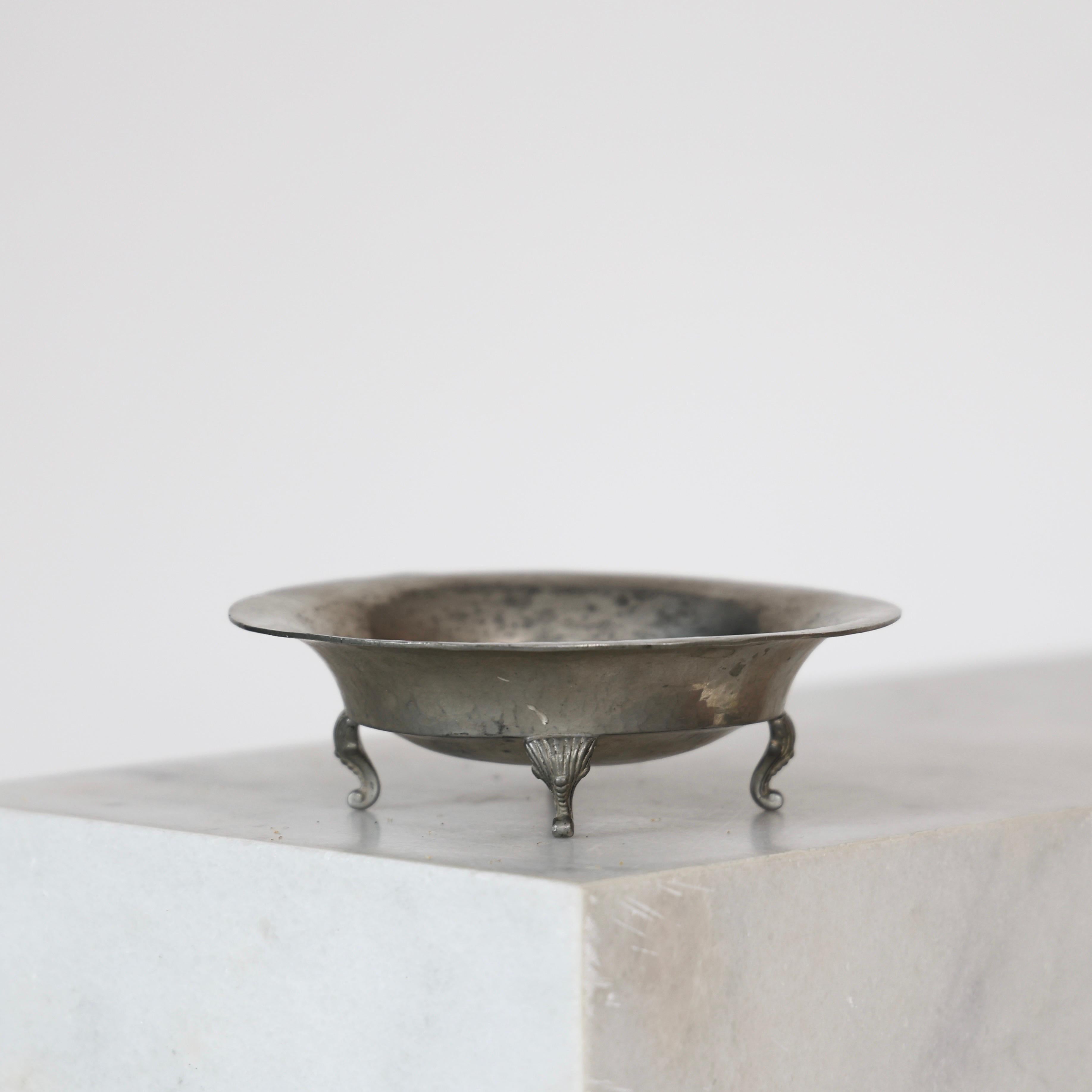 Pewter Bowl on Legs designed by Just Andersen in the 1920s. A fine little piece for an exquisite place.

* Pewter bowl on four legs
* Designer: Just Andersen
* Model: 434
* Year: 1918-1929
* Condition: Fair vintage condition. Makers engravings