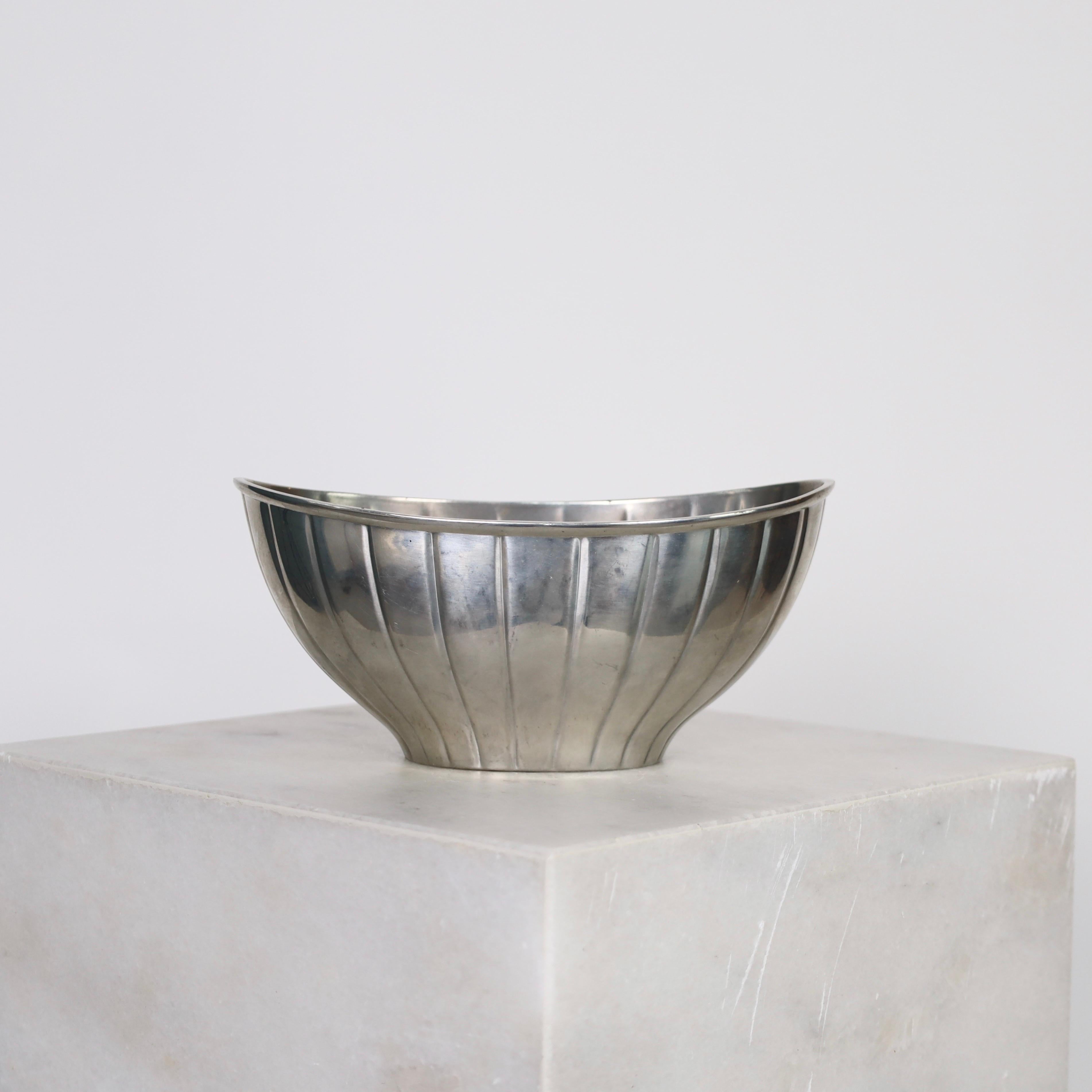 Pewter Bowl designed by Arne Erkers for Just Andersen in the 1950s. Exquisite and elegant.

* Curvy pewter bowl with vertical lines
* Designer: Arne Erkers
* Style: 2603
* Manufacturer: Just Andersen
* Year: 1952
* Condition: Good vintage condition.