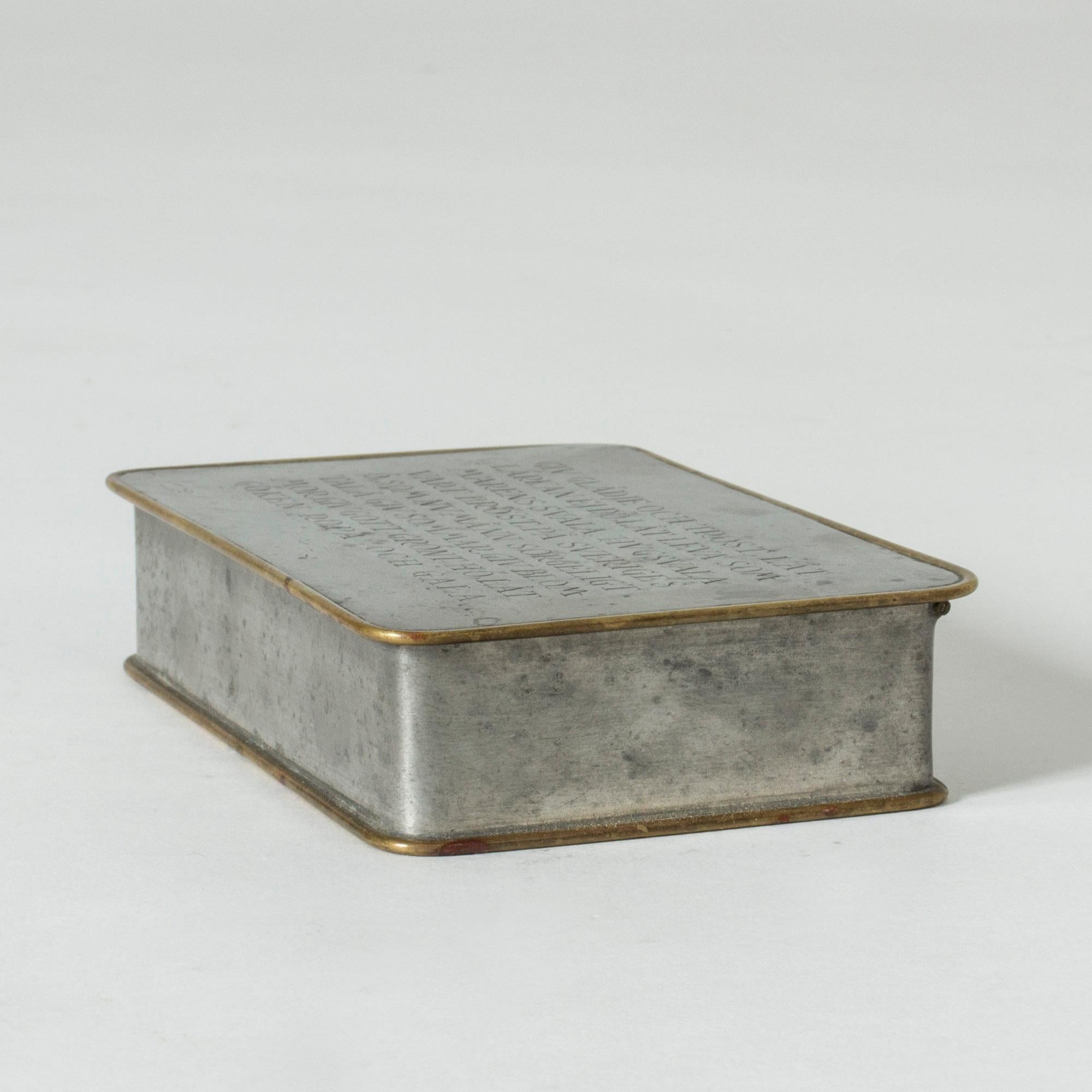Pewter box with a brass rim by Nils Fougstedt. The lid is inscribed with the last verse of a poem by the Swedish 17th century poet Lars Wiwallius, called “Klago-Wijsa” (“Ballad of Lament”). The poem was written during a long period of imprisonment.
