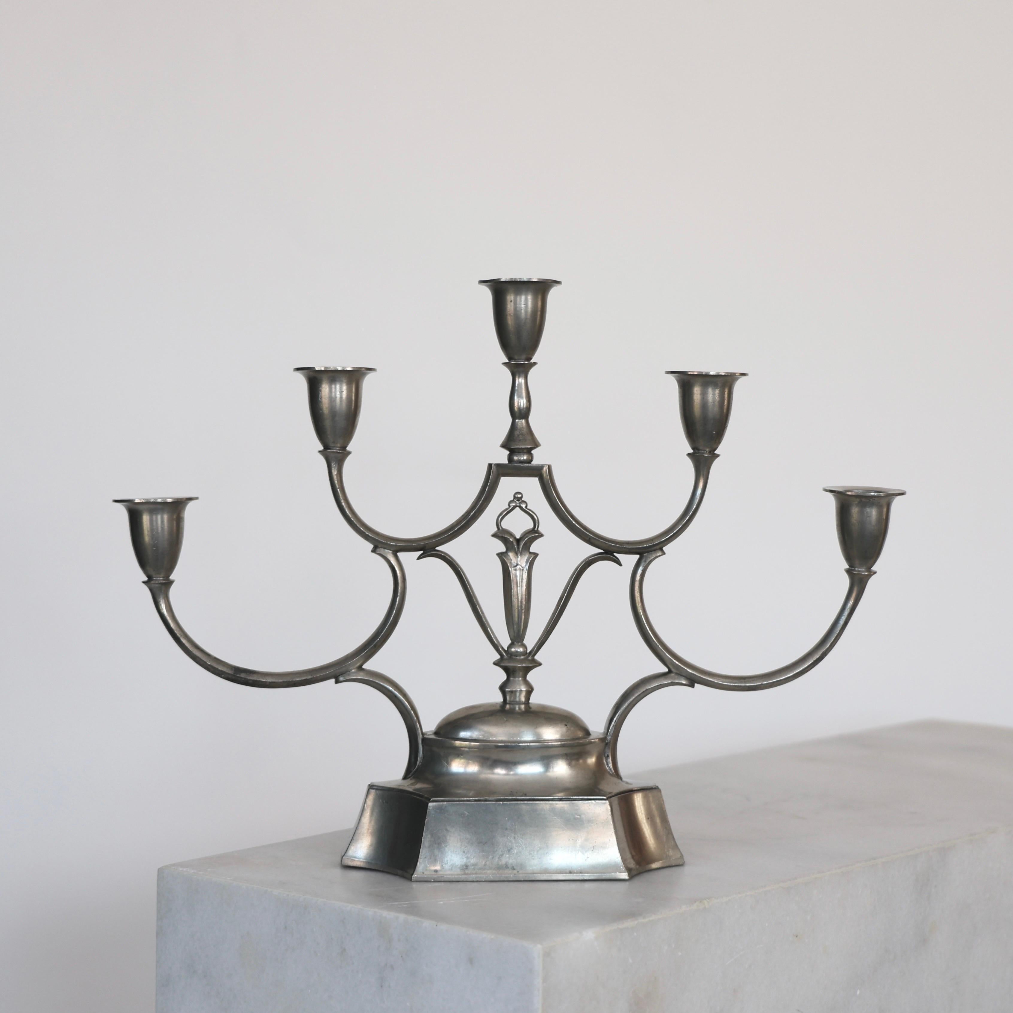 Grande candelabro in peltro realizzato da Just Andersen negli anni Venti. Un centrotavola per una bella tavola. 

* Portacandele in peltro adatto a cinque candele 
* Produttore: Just Andersen
* Stile: 1124
* Anno: 1918-1929
* Condit: Discrete