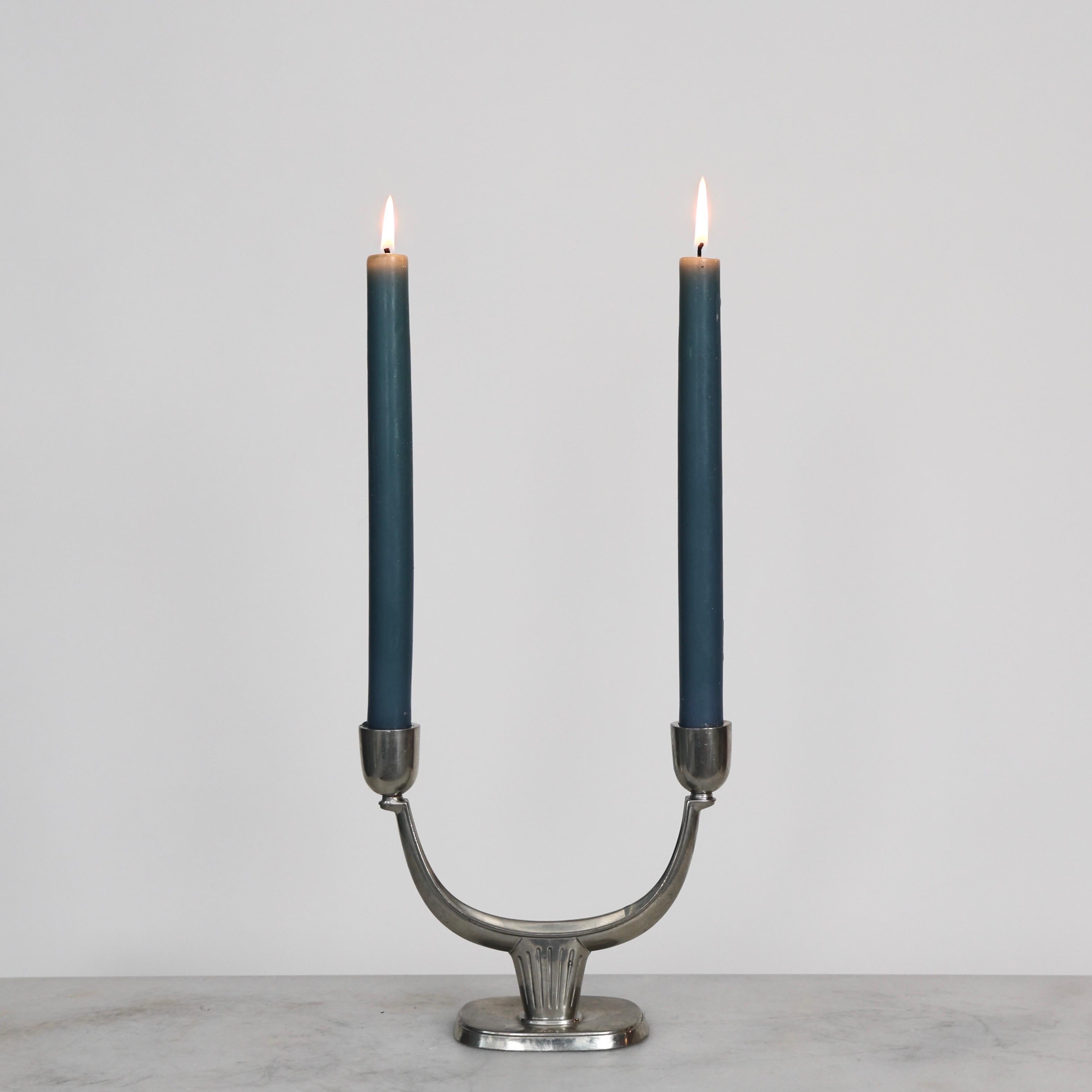Portacandela in peltro realizzato da Just Andersen negli anni '50. Un pezzo pregiato per un bellissimo tavolo. 

* Portacandele in peltro adatto a due candele 
* Produttore: Just Andersen
* Stile: 2581
* Anno: 1956
* Condizioni: Buone condizioni