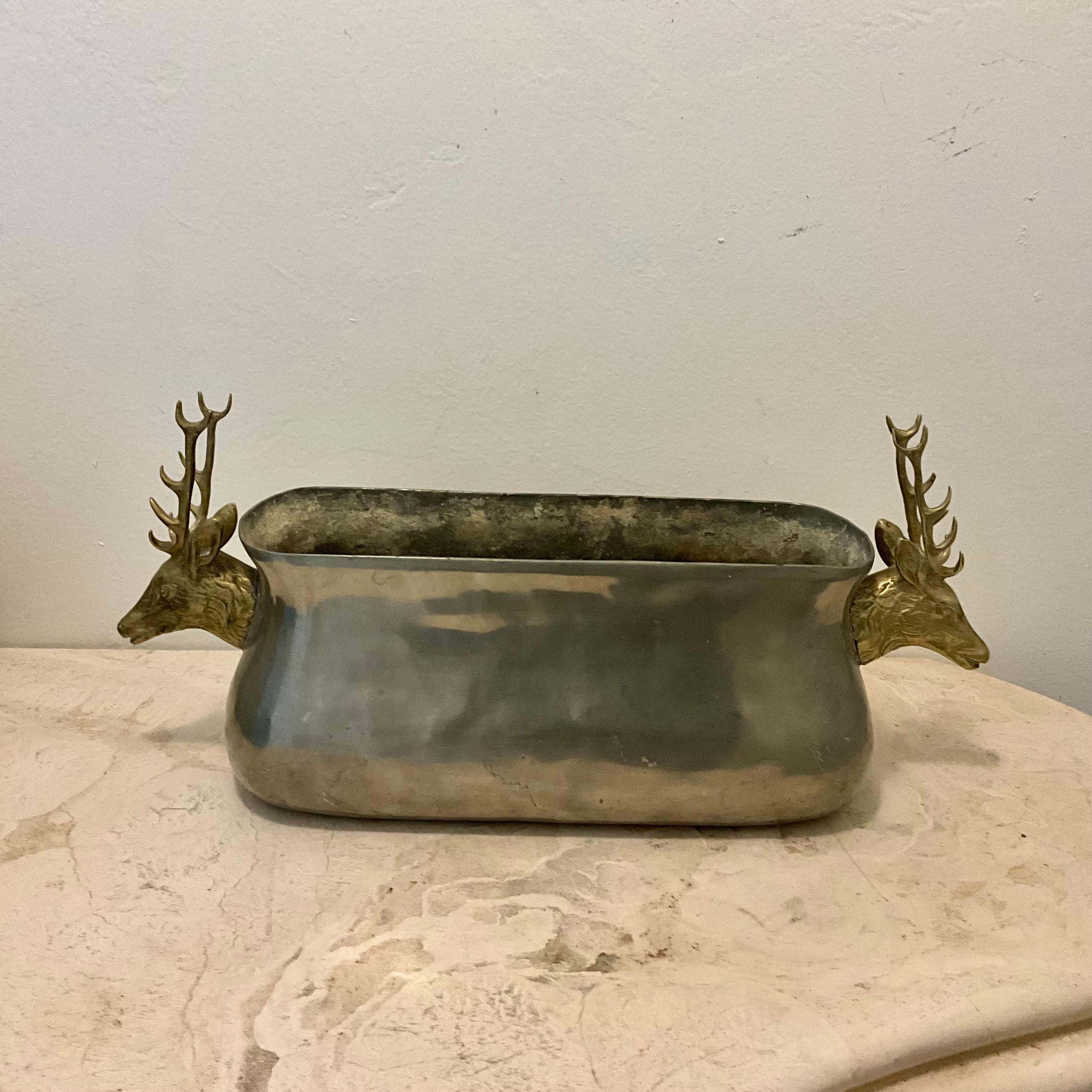 Titre :
Centre de table en étain portugais du milieu du siècle avec poignées en cerf en laiton par De Quevedo & De Campos pour Valenti, marqué VMC

Description :
Elégant centre de table ou jardinière en étain du milieu du siècle, fabriqué au