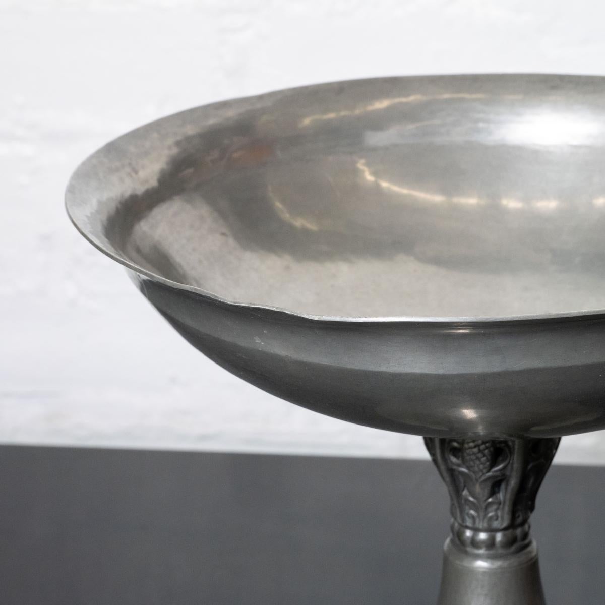 Danois Bol de style chalice en étain de Just Andersen en vente