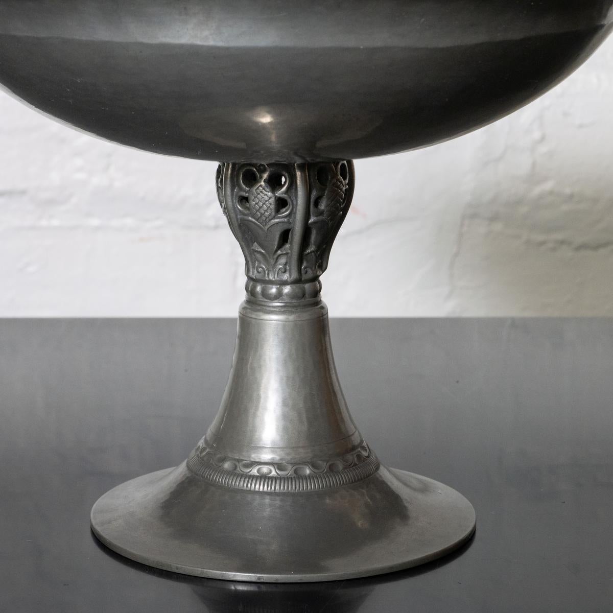 Début du 20ème siècle Bol de style chalice en étain de Just Andersen en vente