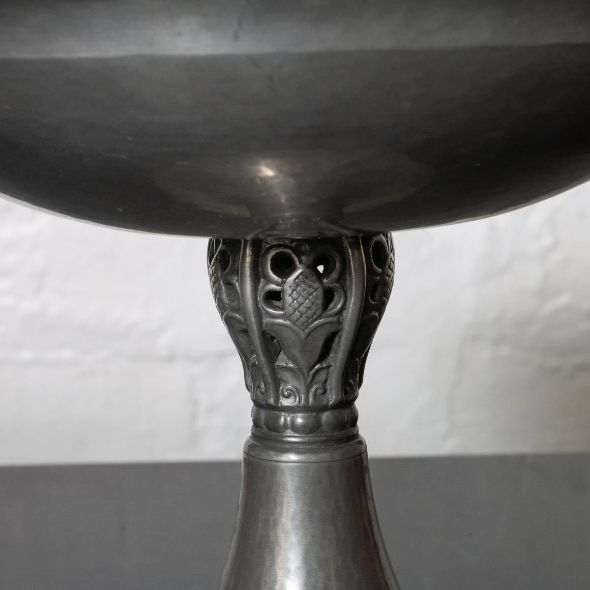 Étain Bol de style chalice en étain de Just Andersen en vente