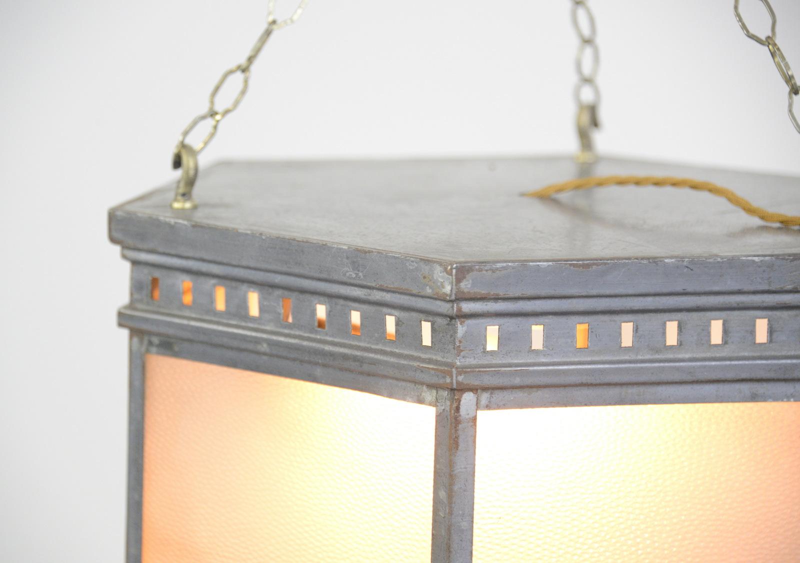 Pewter cinema light, circa 1910

- Pewter frame
- Patterned glass bottom and sides
- Takes E27 bulbs
- English ~ 1910
- 41cm x 41cm x 20cm

Condition report

Some patina to the metal surfaces, fully re wired with modern electrical