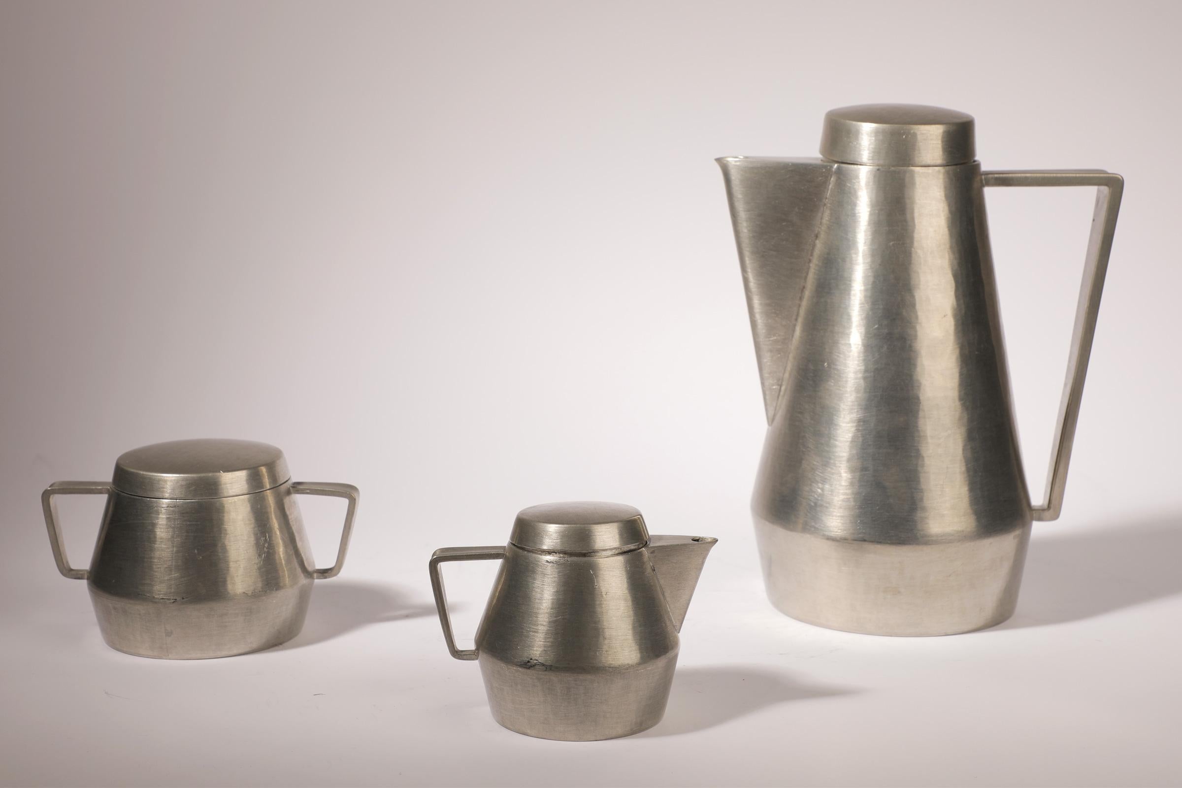 Set da tè/caffè con le seguenti dimensioni: Caffettiera 16x12x19H, zuccheriera 11x8x7,5H, lattiera 9.5x6.5x7H. Tutte le parti sono molto pulite all'interno. Il vaso ha una piccola protuberanza quasi invisibile sull'altro lato (vedi foto). Periodo di
