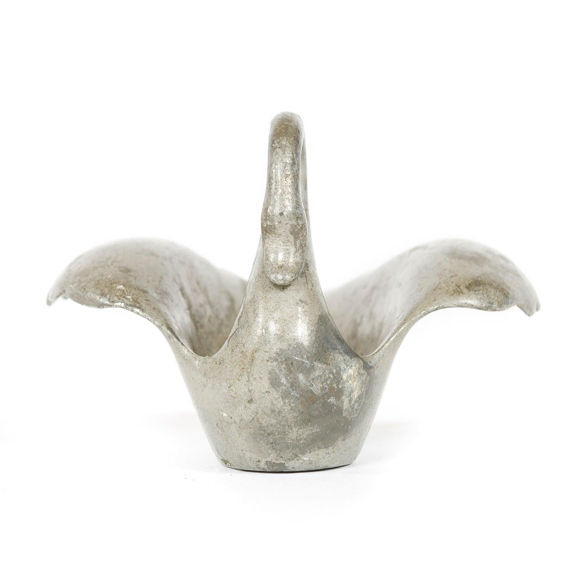 Un plato de peltre para nueces de cisne.