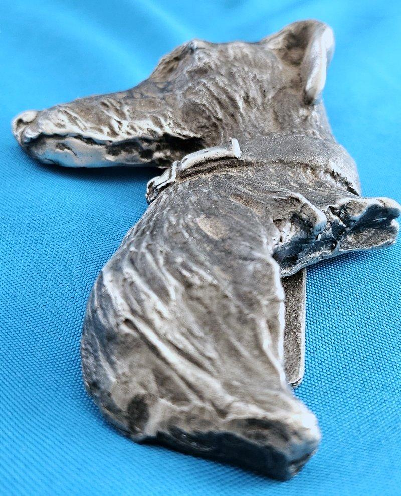 Aldaba de puerta escultórica de perro de estaño - Deerhound/Greyhound/Lurcher/Galgo  VENTA DE CIERRE
***AVISO: NUESTRA TIENDA 1ST DIBS CIERRA A FINALES DE MAYO***
Esta magnífica aldaba de peltre fundido sería un regalo único y maravilloso o un