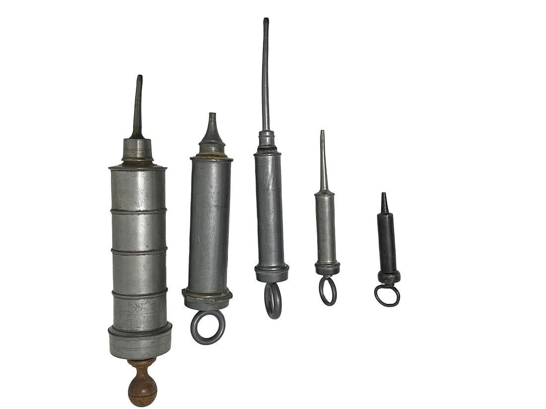 Seringue à lavement en étain avec piston, 19e siècle

Cinq seringues à lavement en étain, dont une avec un manche en bois. Deux pièces marquées de la marque allemande Hauptner de 30 grammes et 100 grammes. Les âges varient, mais le plus petit est le
