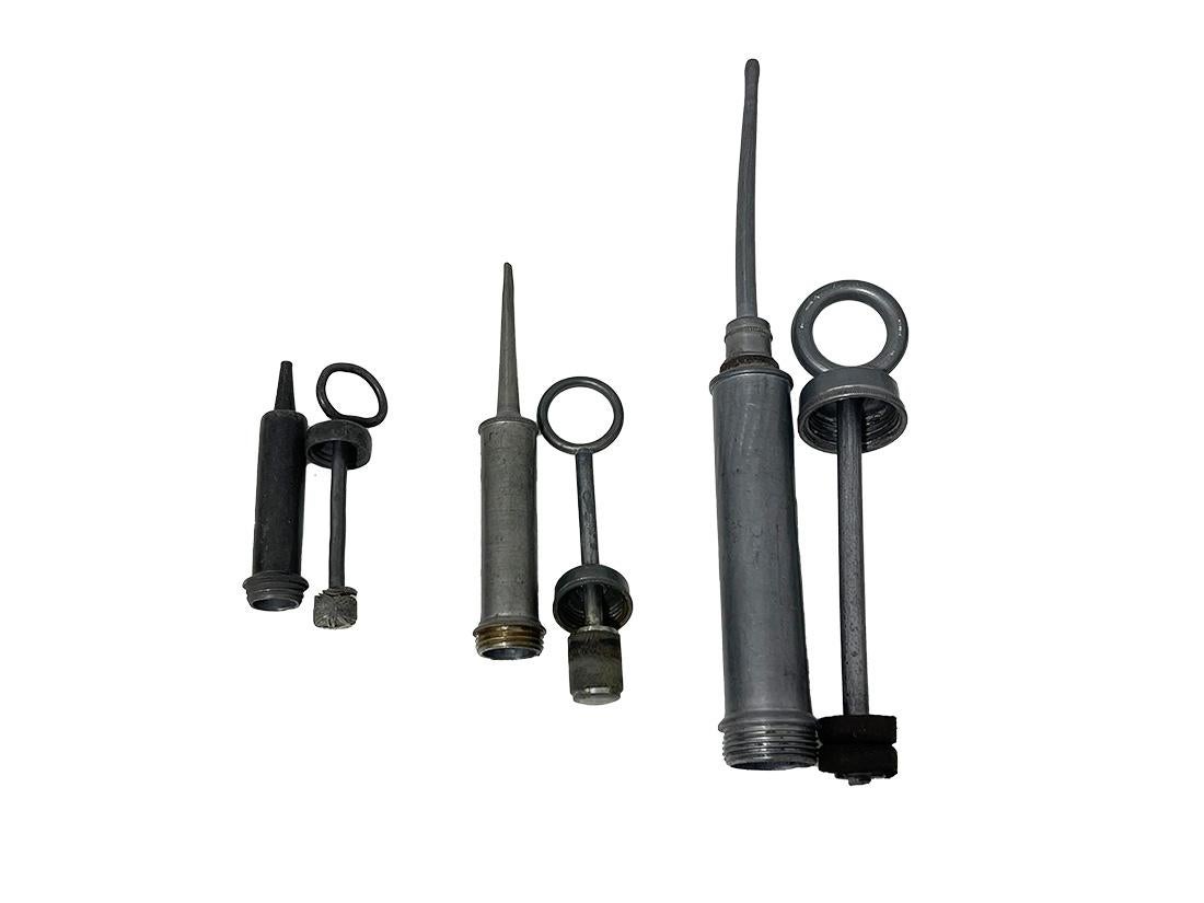 Européen Seringue à lavement en étain avec piston, 19e siècle en vente