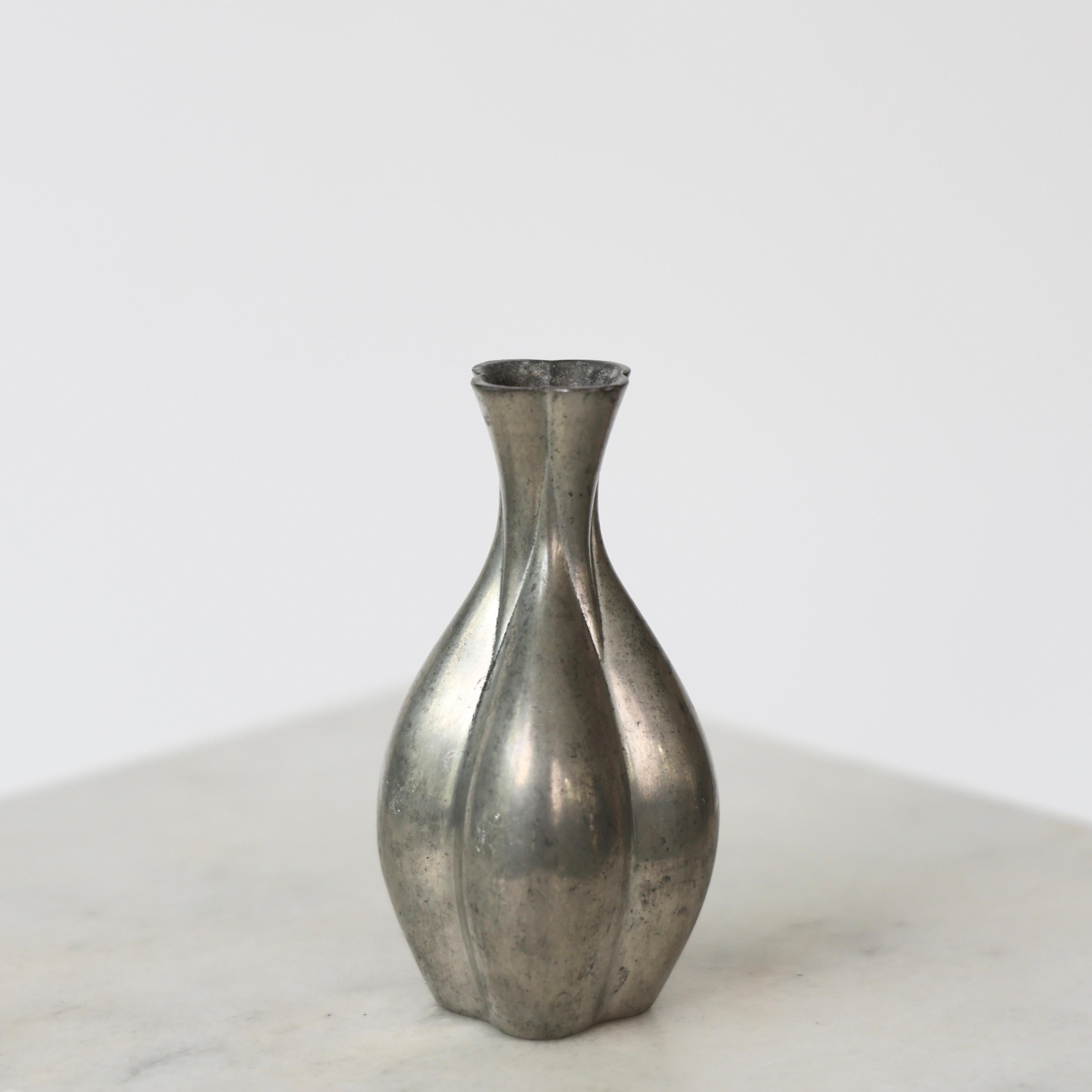 Elegante Blumenvase aus Zinn, entworfen von Just Andersen in den 1930er Jahren. 

* Kleine geschwungene Vase aus Zinn
* Designer: Just Andersen
* Modell: 2317
* Jahr: 1938
* Zustand: Guter Vintage-Zustand. Die Gravur des Herstellers ist intakt.