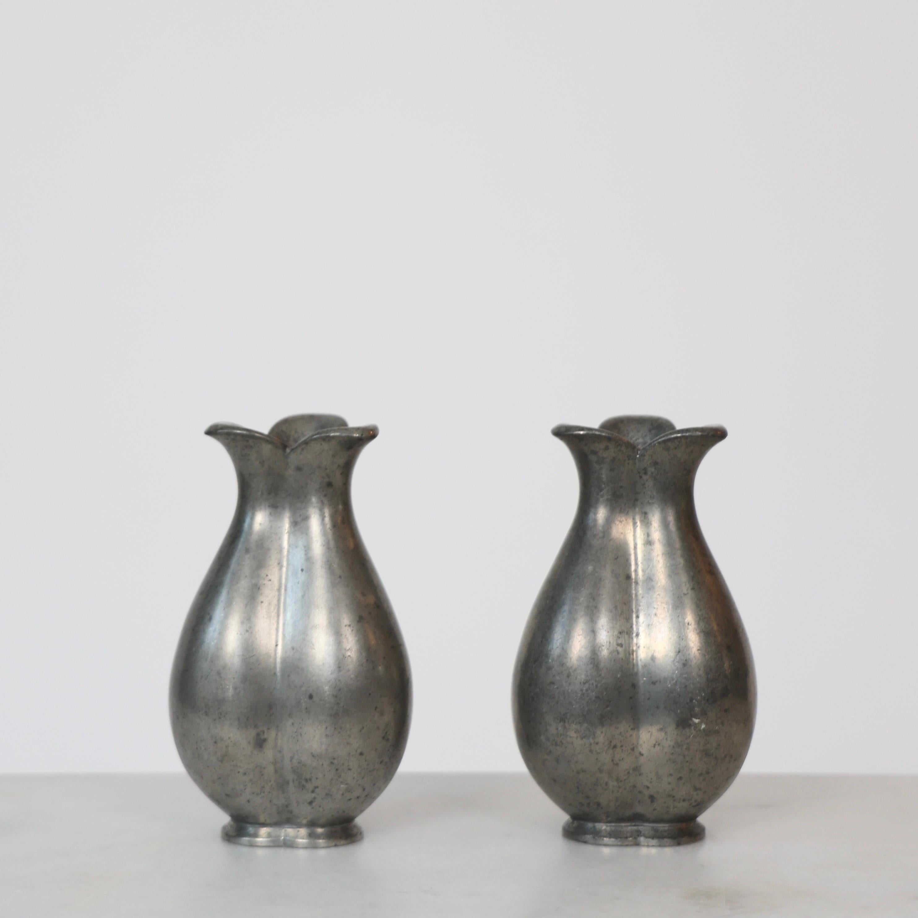 Peltro Vasi da fiori in peltro di Ellen Schlanbusch per Just Andersen, anni '40, Danimarca in vendita