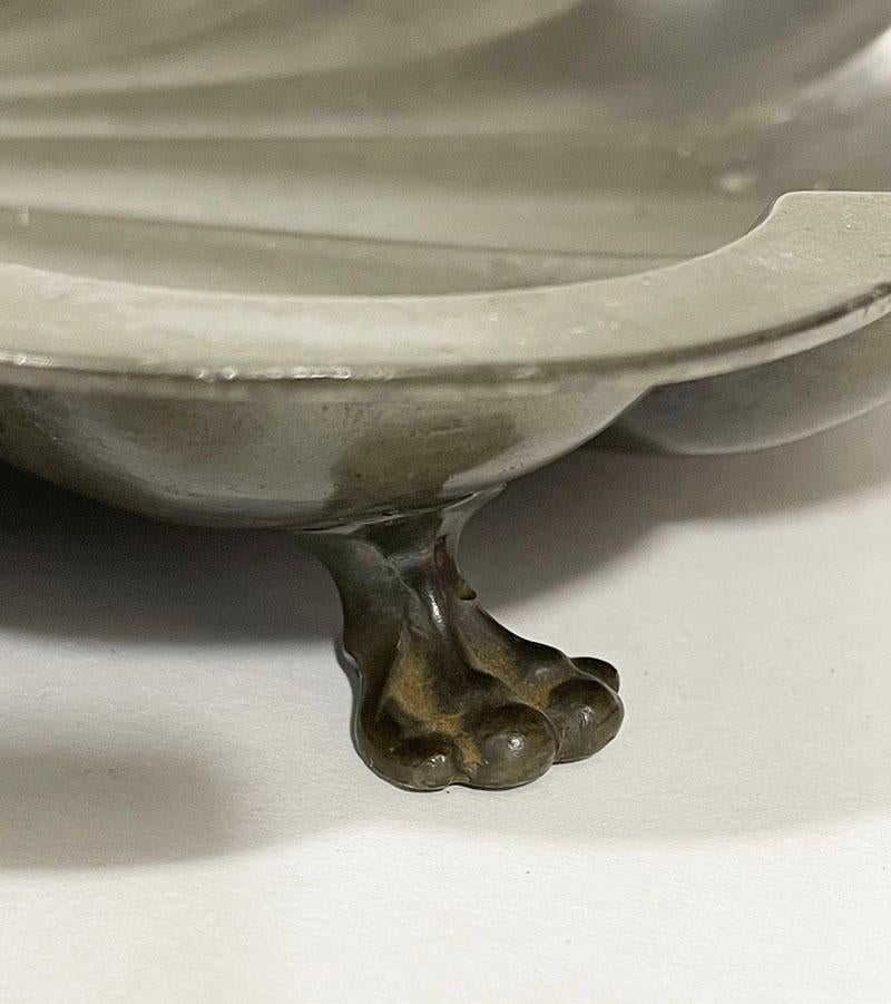 Pewter fountain and basin with a scene of Saint George and the dragon For Sale 13