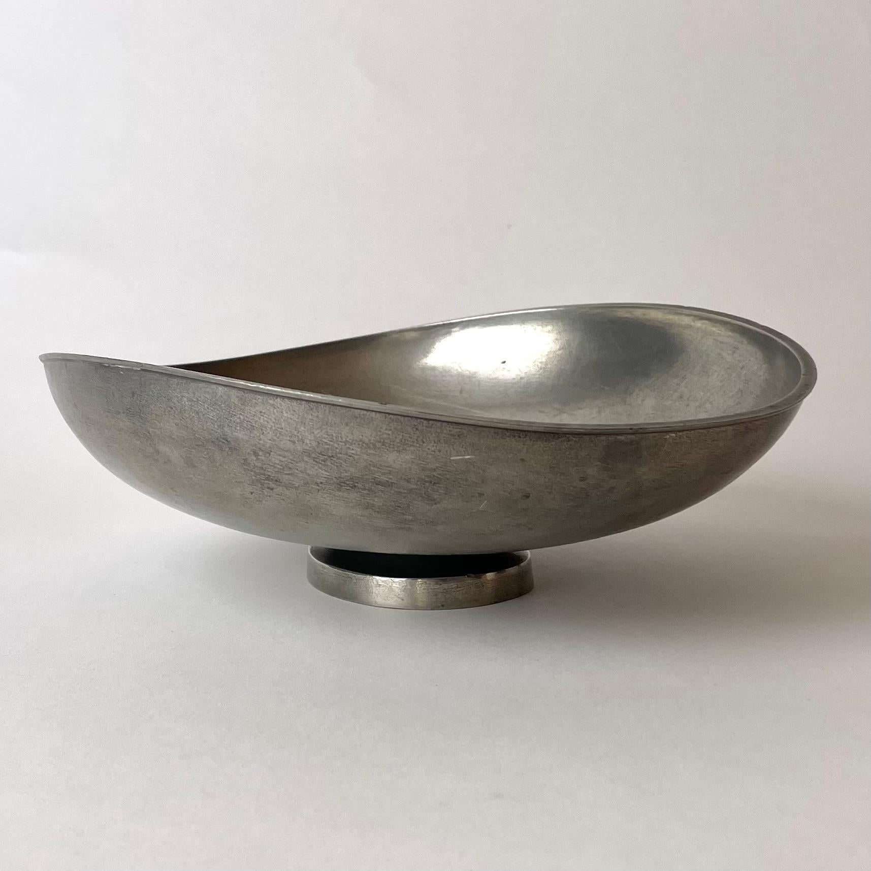 Sophisticated pewter fruit bowl designed by Edvin Ollers (1888-1959) for Schreuder & Olsson, Sweden. Designed during the 1930s-40s. This fruit bowl is made in 1966=Q9

Wear consistent with age and use
