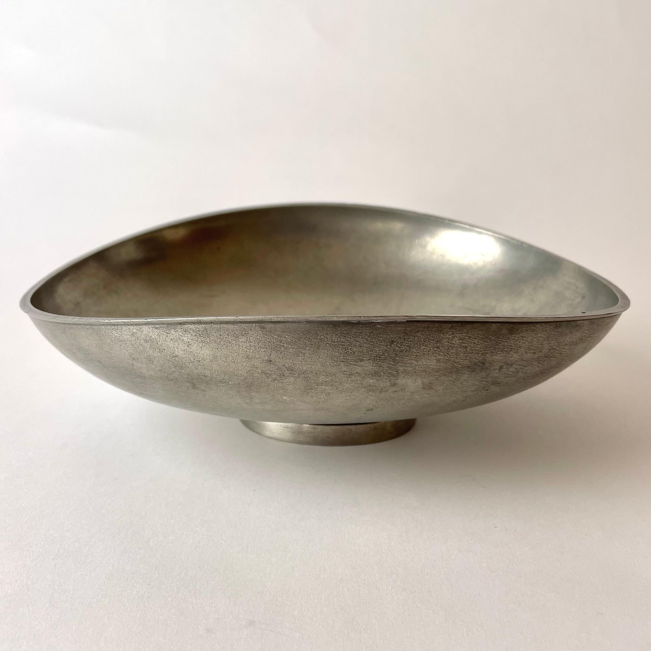 Pewter fruit bowl designed by Edvin Ollers, Sweden. Mid-20th Century In Good Condition For Sale In Knivsta, SE