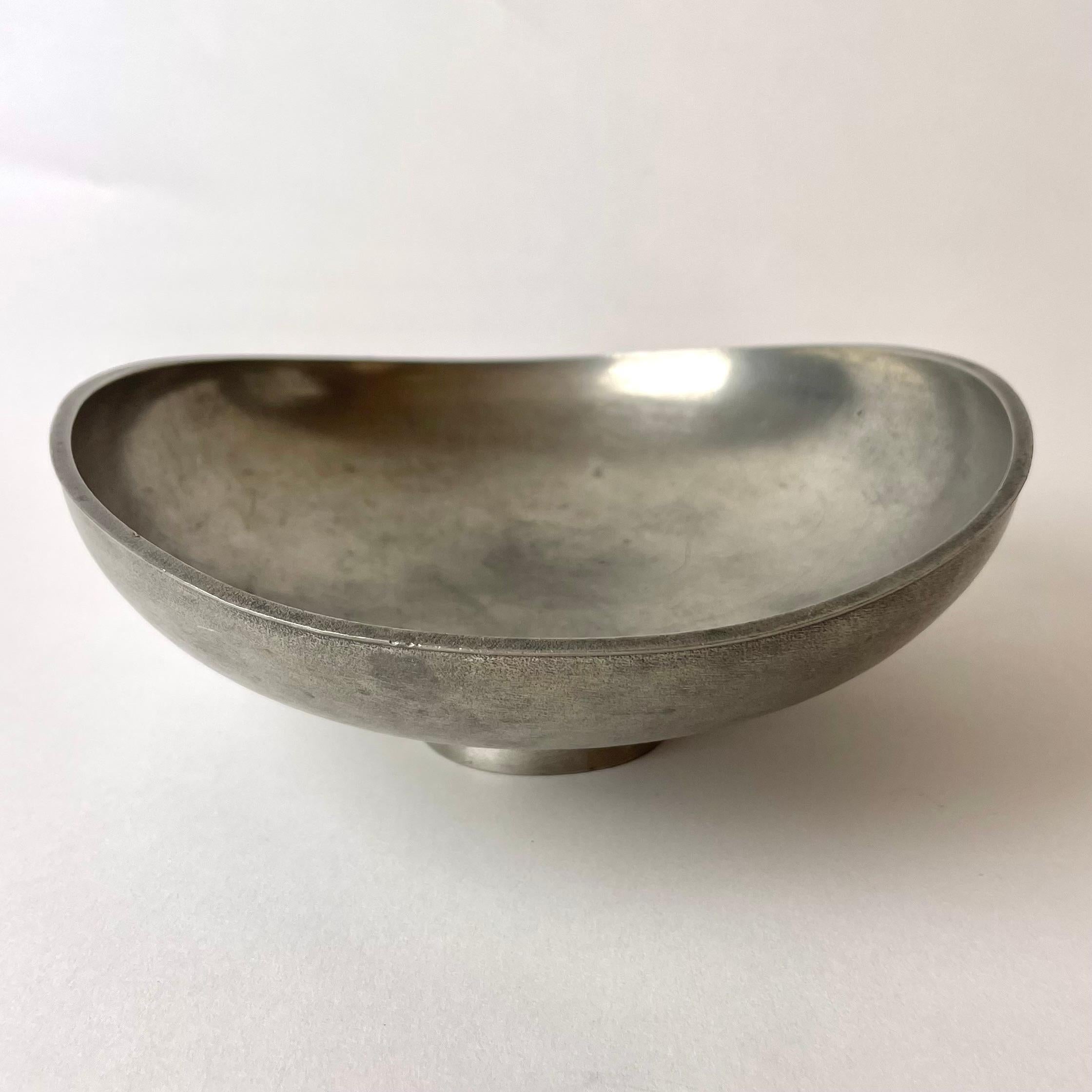 Pewter fruit bowl designed by Edvin Ollers, Sweden. Mid-20th Century For Sale 1