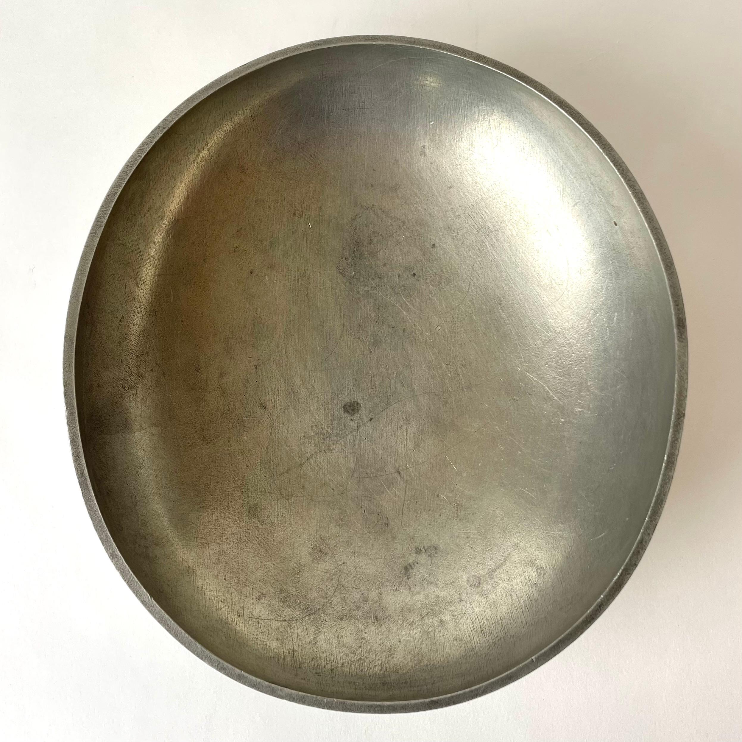 Pewter fruit bowl designed by Edvin Ollers, Sweden. Mid-20th Century 2