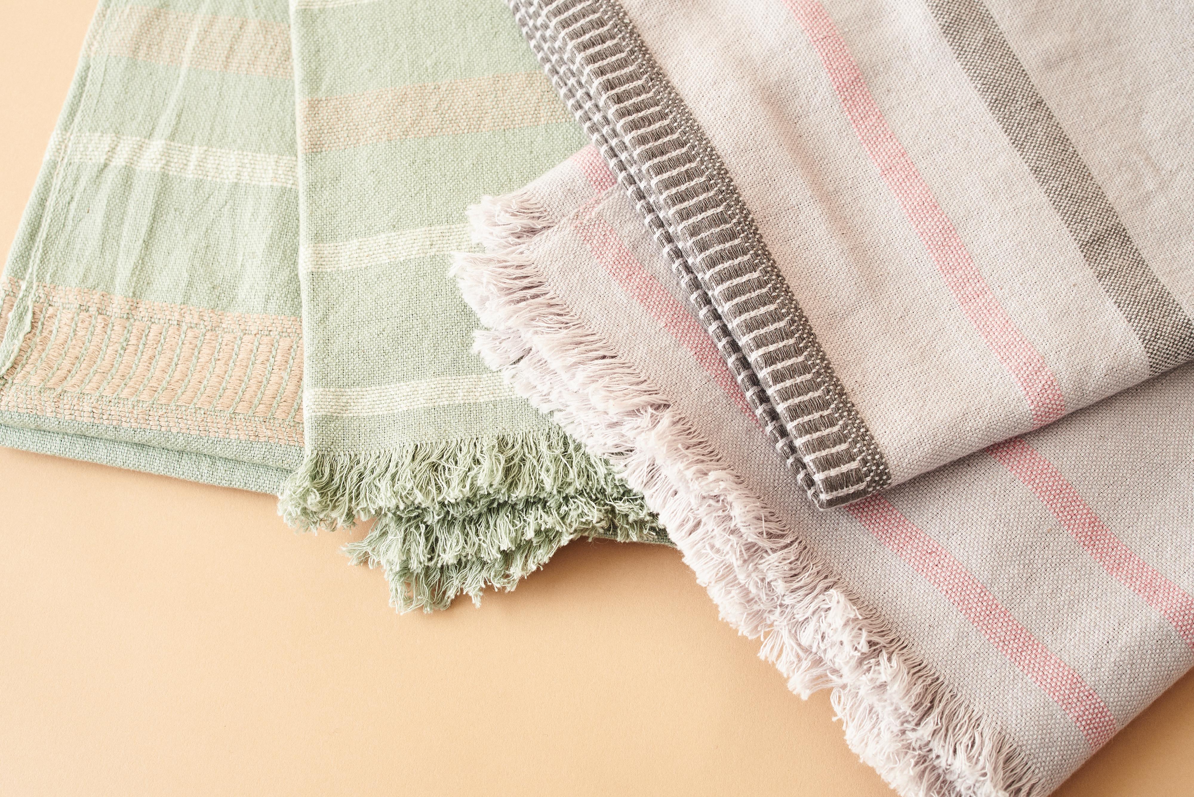 Tissu artisanal en étain de coton biologique léger, motif de rayures et teintes douces en vente 6