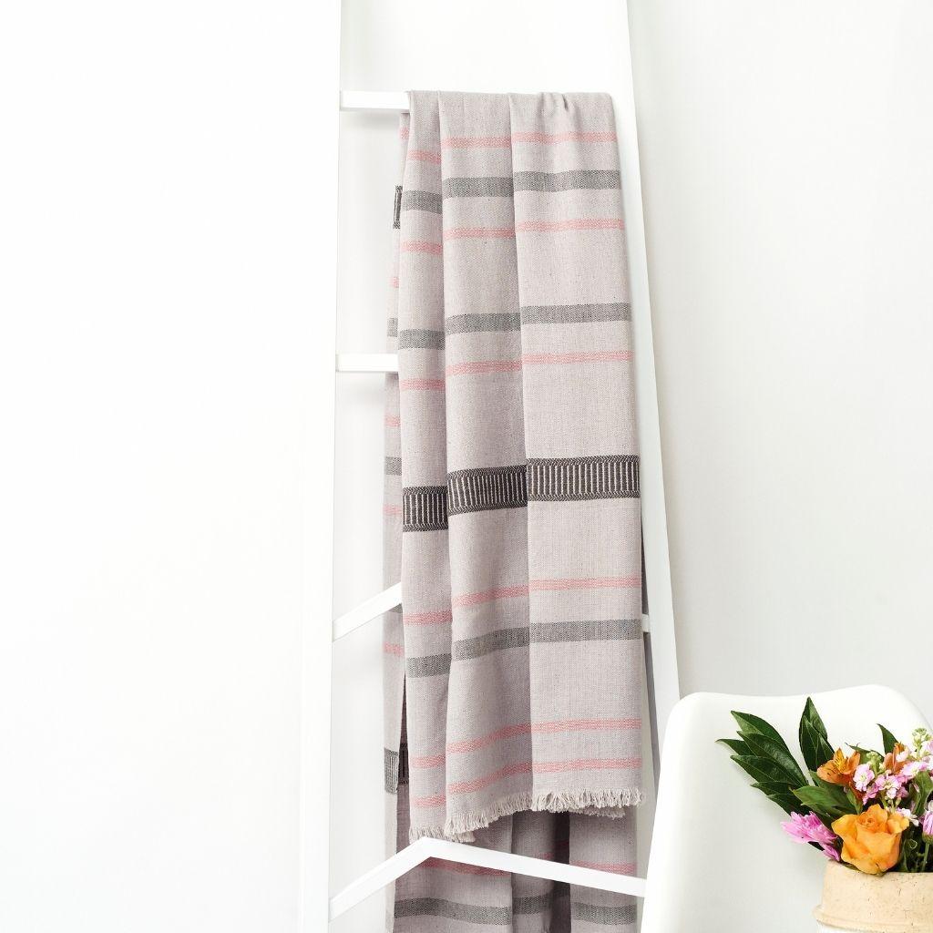 Tissé à la main Tissu artisanal en étain de coton biologique léger, motif de rayures et teintes douces en vente