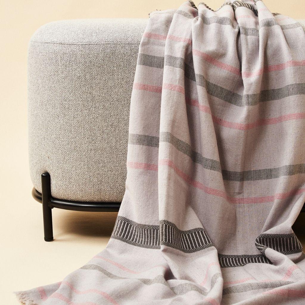 Pewter Gray Handloom Throw / Blanket in Organic Cotton In New Condition For Sale In Bloomfield Hills, MI