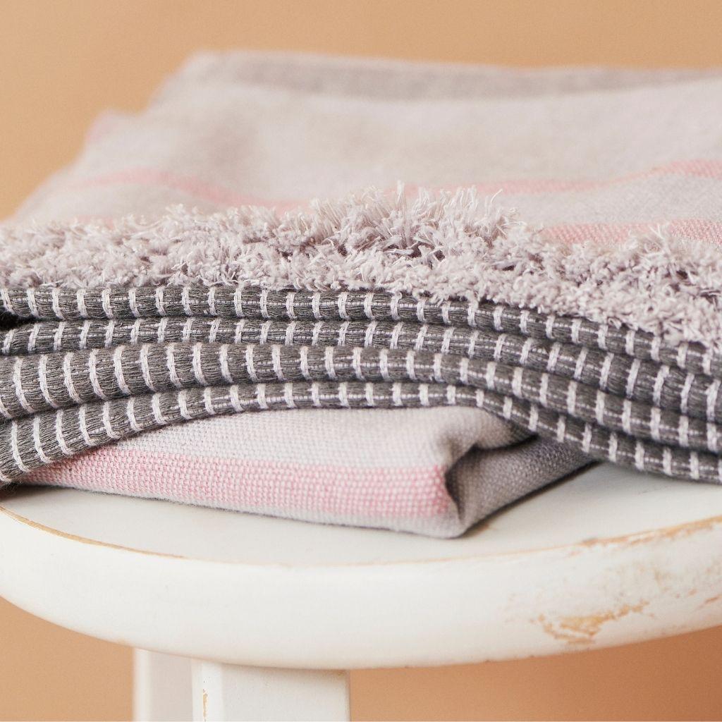 Zinngraue Handloom Throw / Decke aus Bio-Baumwolle (Garn) im Angebot