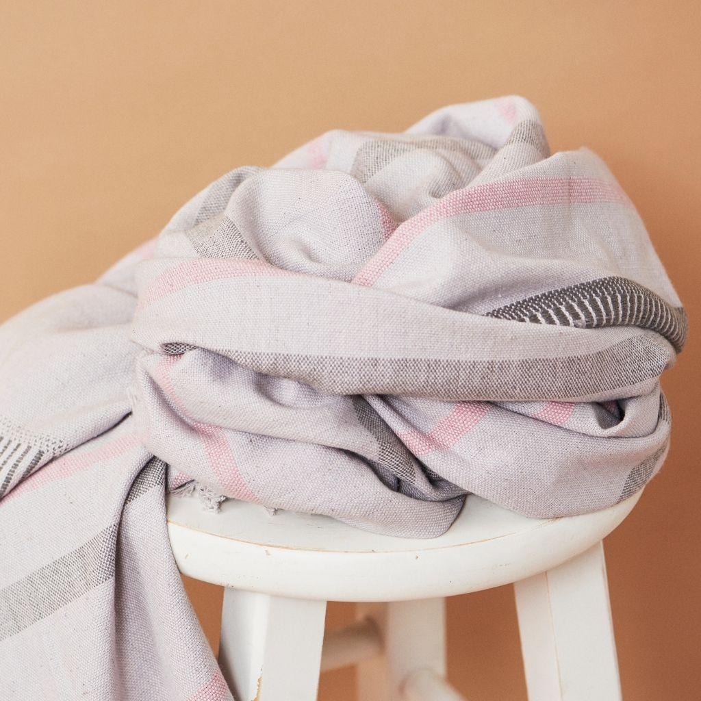 Tissu artisanal en étain de coton biologique léger, motif de rayures et teintes douces en vente 1