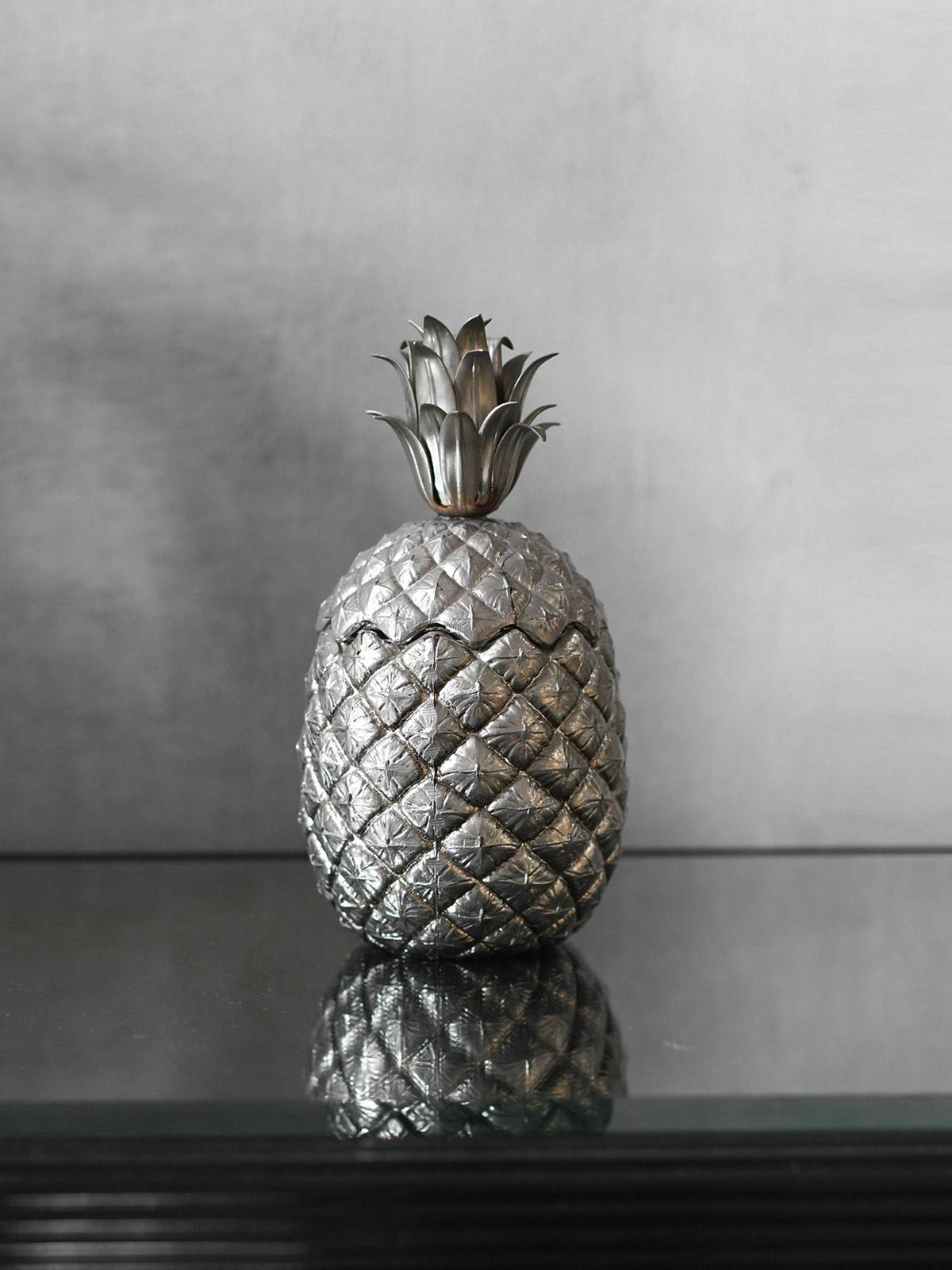 Cubitera de Peltre - Piña Por Mauro Manetti Para Fonderia D'arte Firenze, Años 60
Detalles del producto
Dimensiones: 13 An x 27 Al x 13 Pr cm