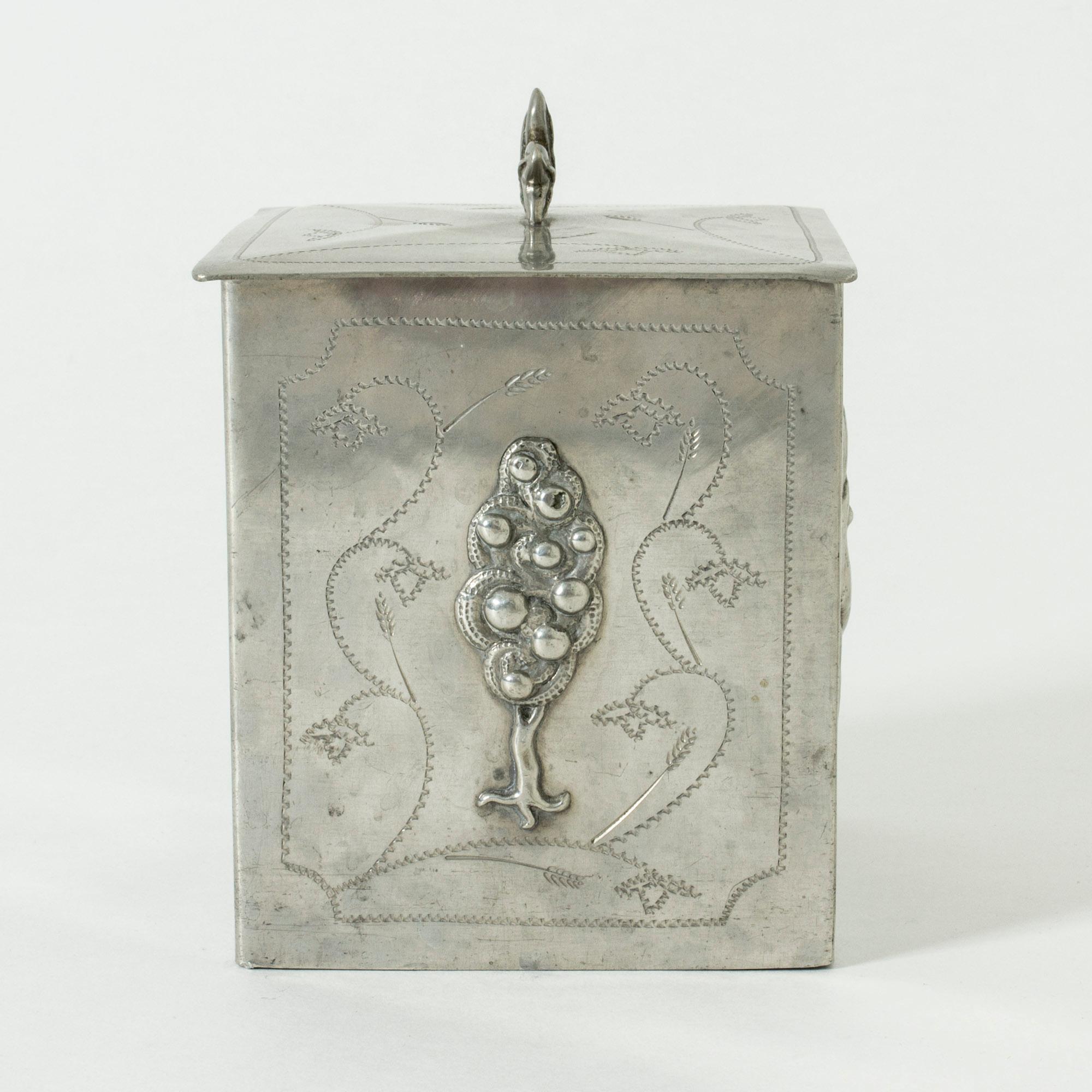 Bellissimo vaso in peltro di Harald Linder, con un motivo biblico. Sui lati, i rilievi raffigurano Eva, Adamo, un albero e un serpente. Un bel decoro inciso e un pomello a forma di foglia sul coperchio. Interno in legno.
    