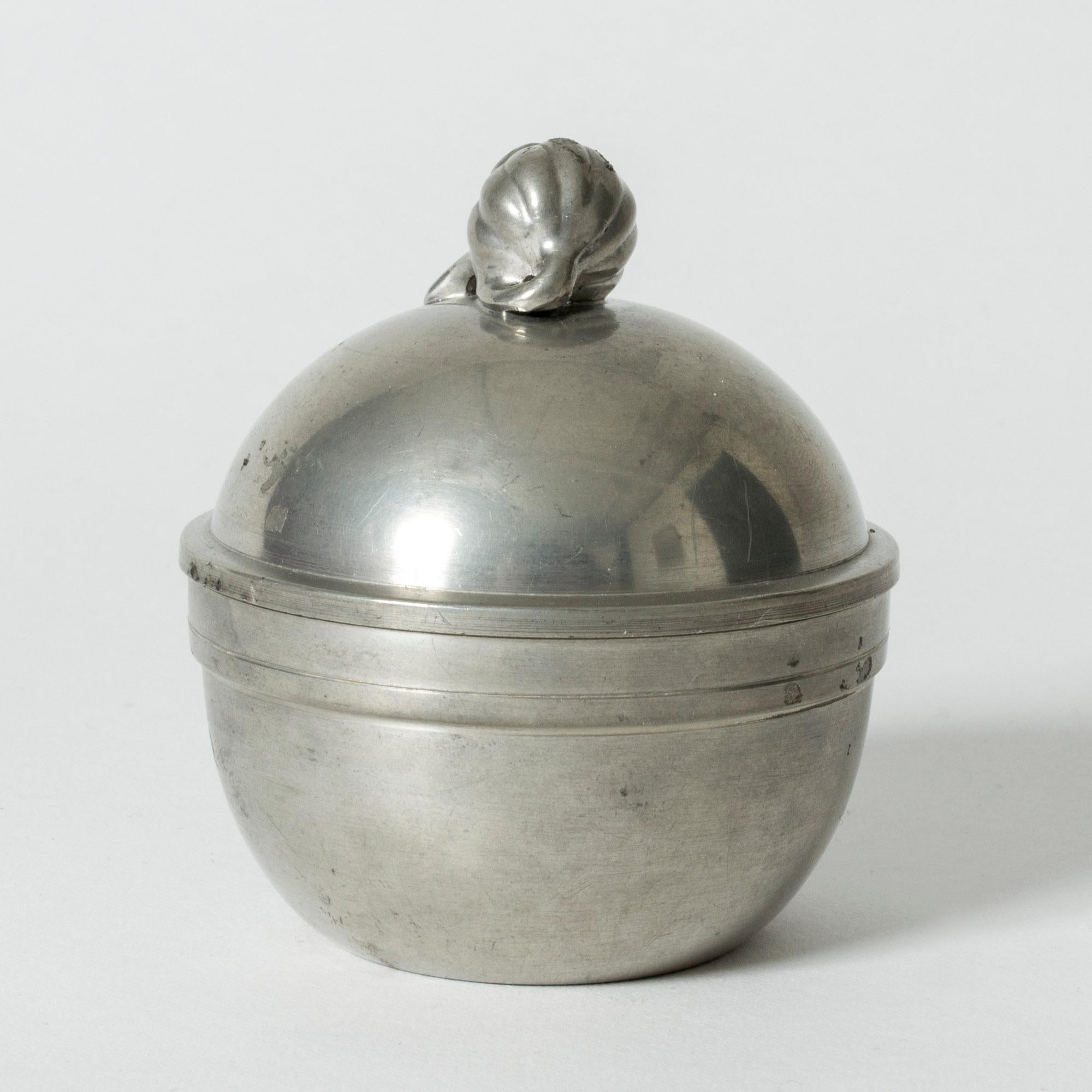 Lovely little pewter jar from GAB, in a round form. Adorned with a rose hip berry on the lid.