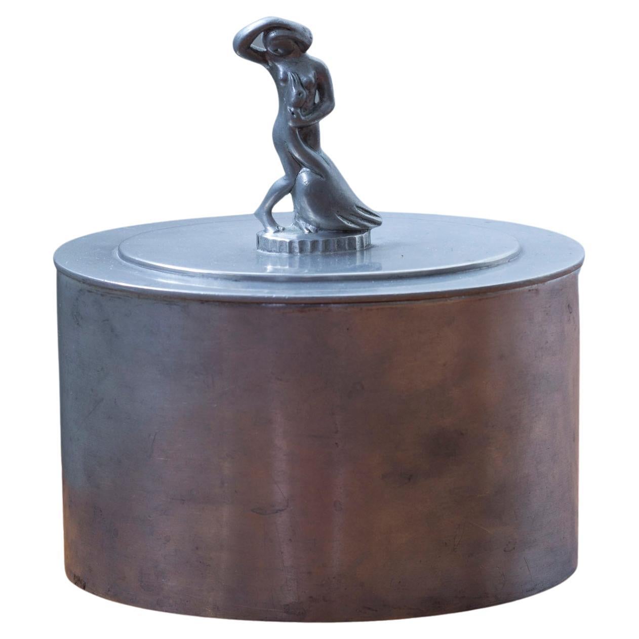 Vaso in peltro con "Leda e il cigno" di Sylvia Stave, C.A.I.C. hallberg, Svezia 1931 in vendita