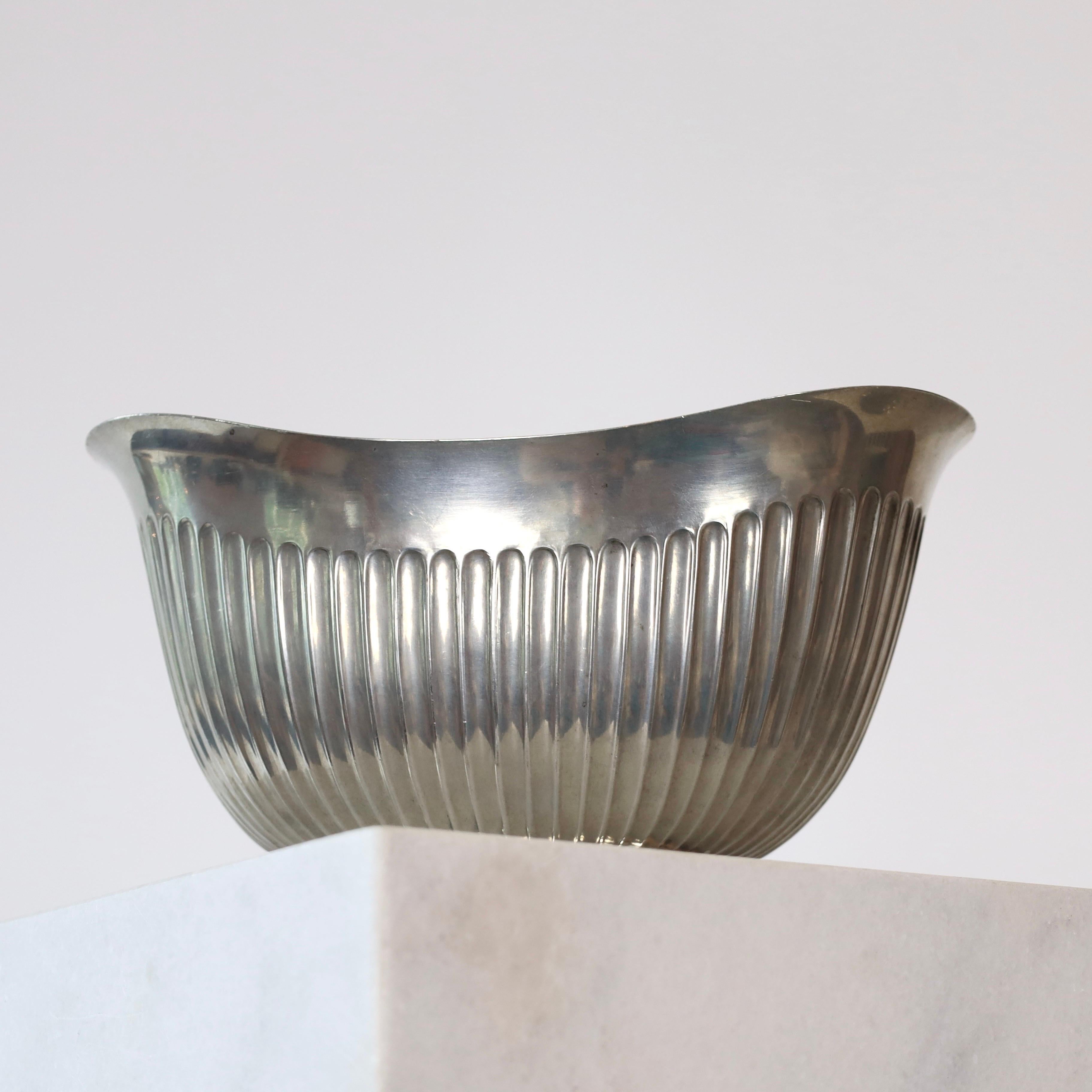 Martelé Jardinière en étain par Ellen Schlanbusch pour Just Andersen, années 1950, Danemark en vente