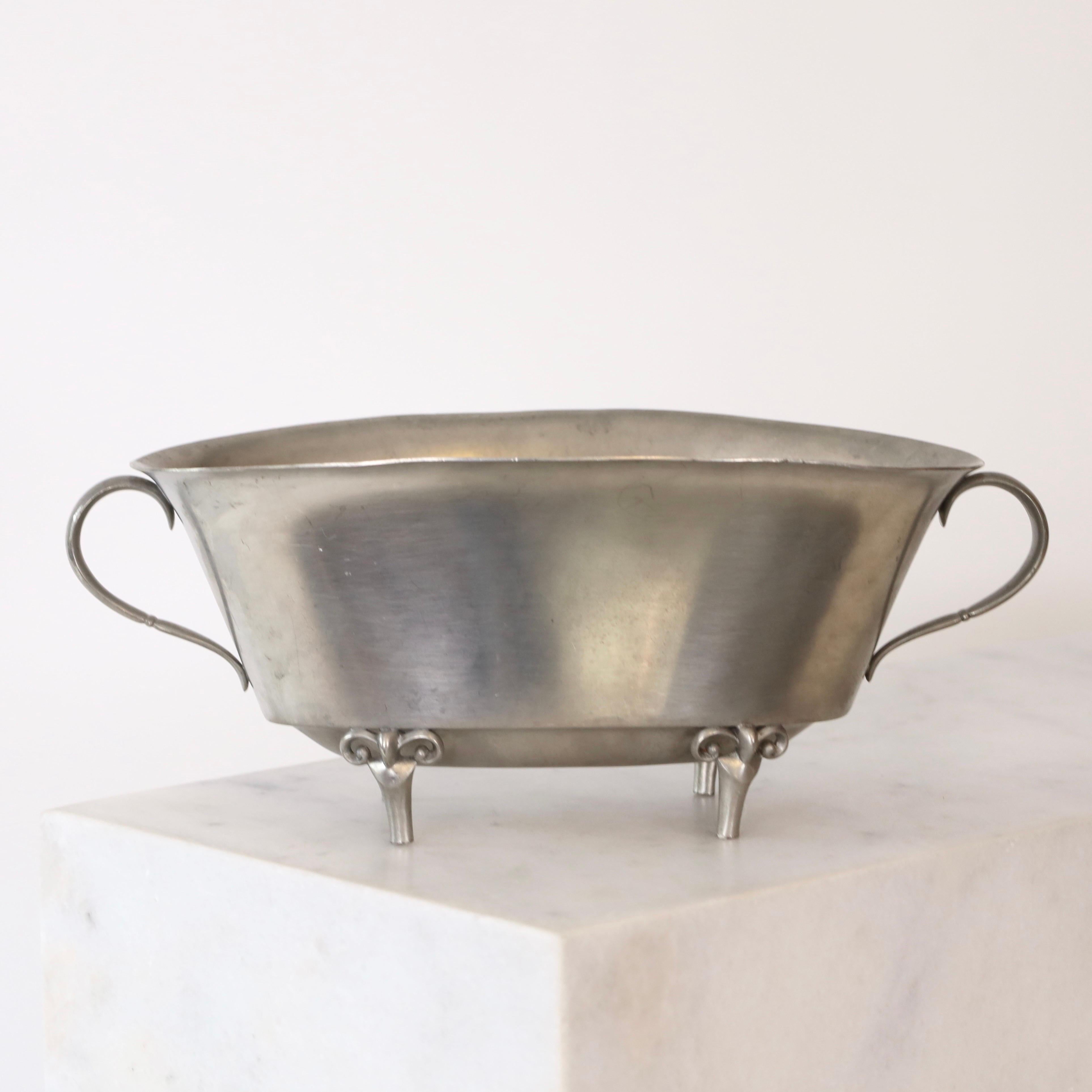 Jardinière en étain fabriquée par Just Andersen au début des années 1920. Une pièce maîtresse exquise pour un endroit magnifique.

* Jardinière ovale en étain sur pieds 
* Designer : Just Andersen
* Style : 163
* Année : 1929
* Condition : Bon état