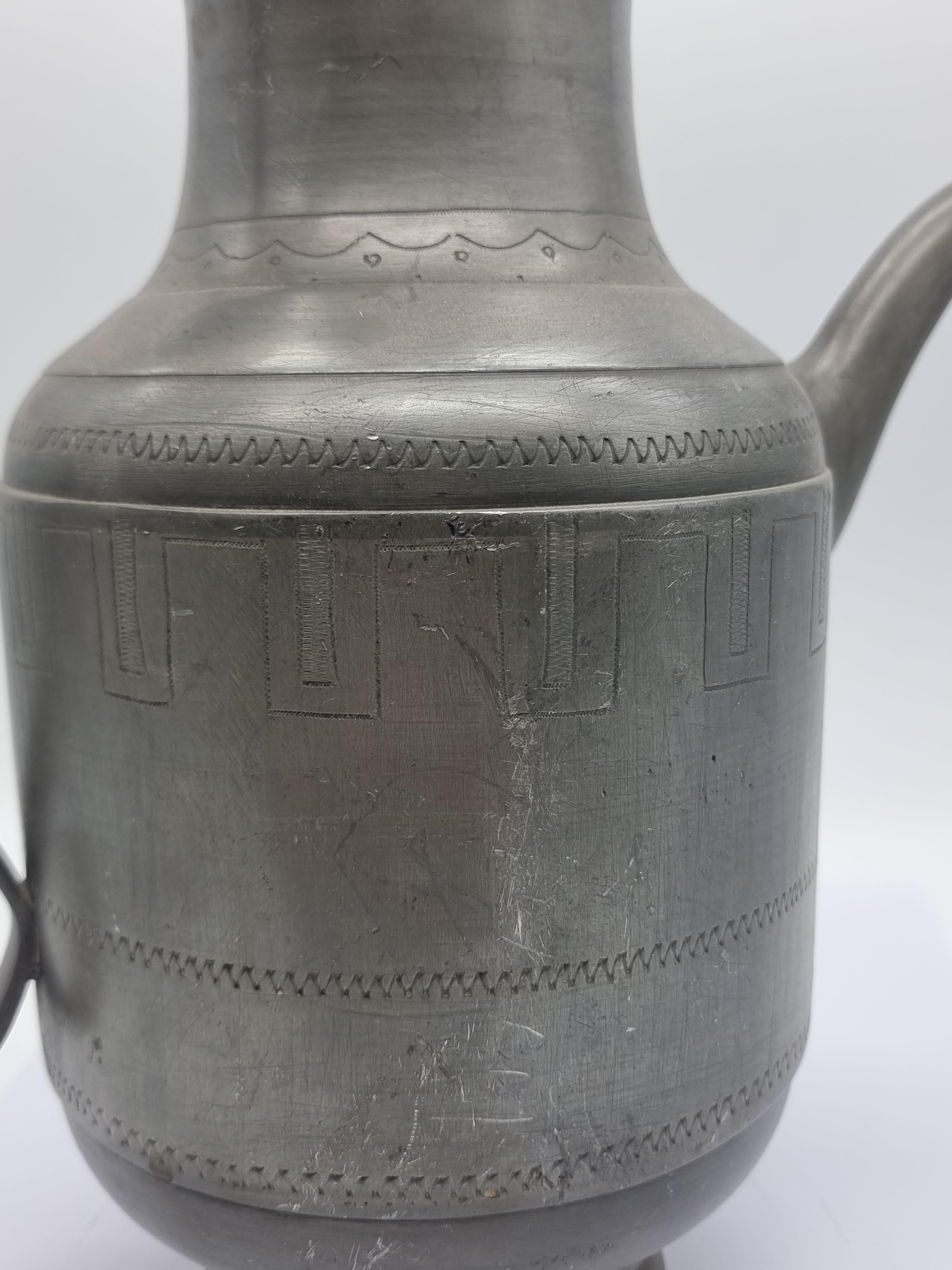 Pichet en étain / Can Art Nouveau Etain Tin Pitcher en vente 6