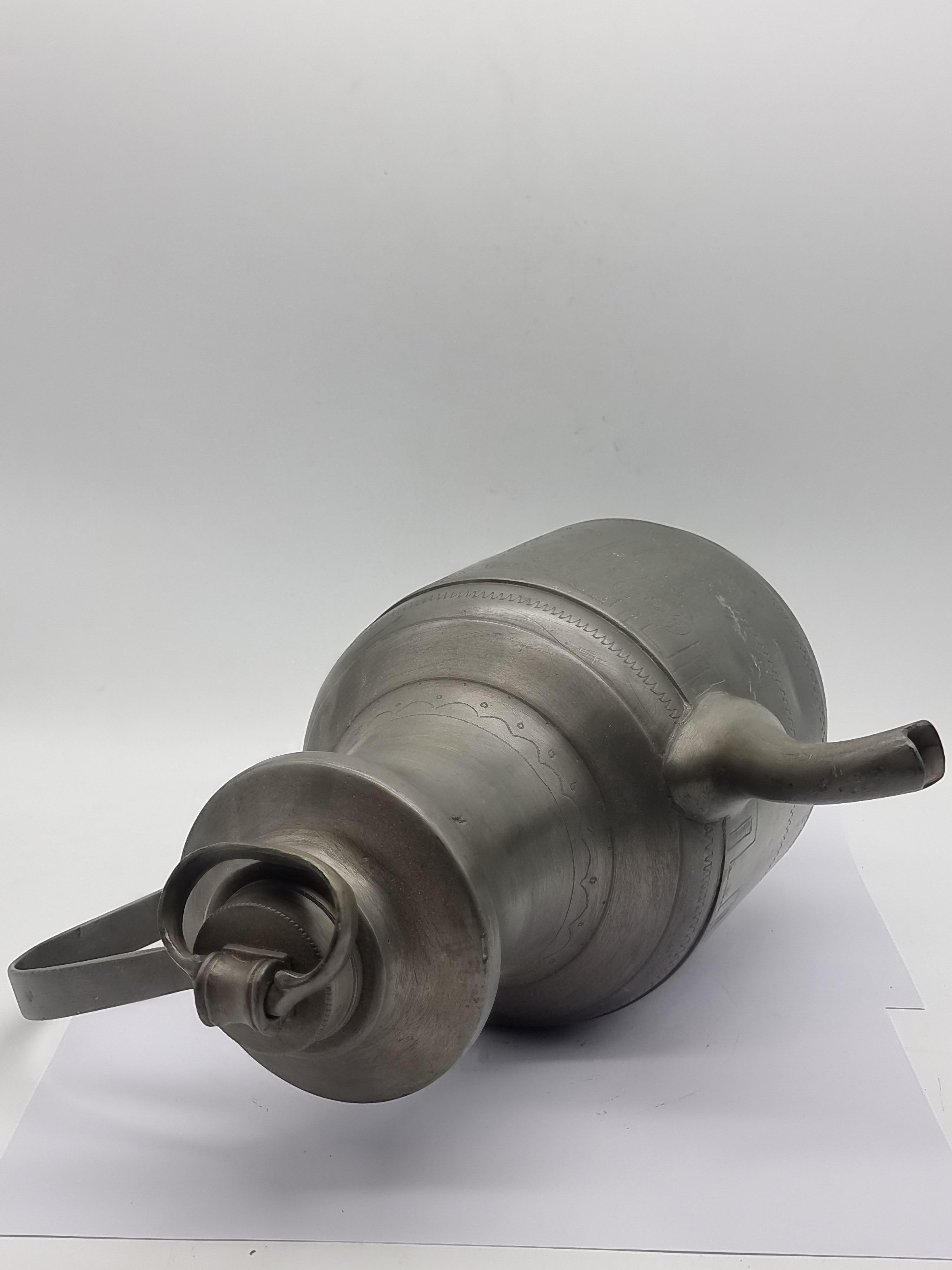 Pichet en étain / Can Art Nouveau Etain Tin Pitcher en vente 10