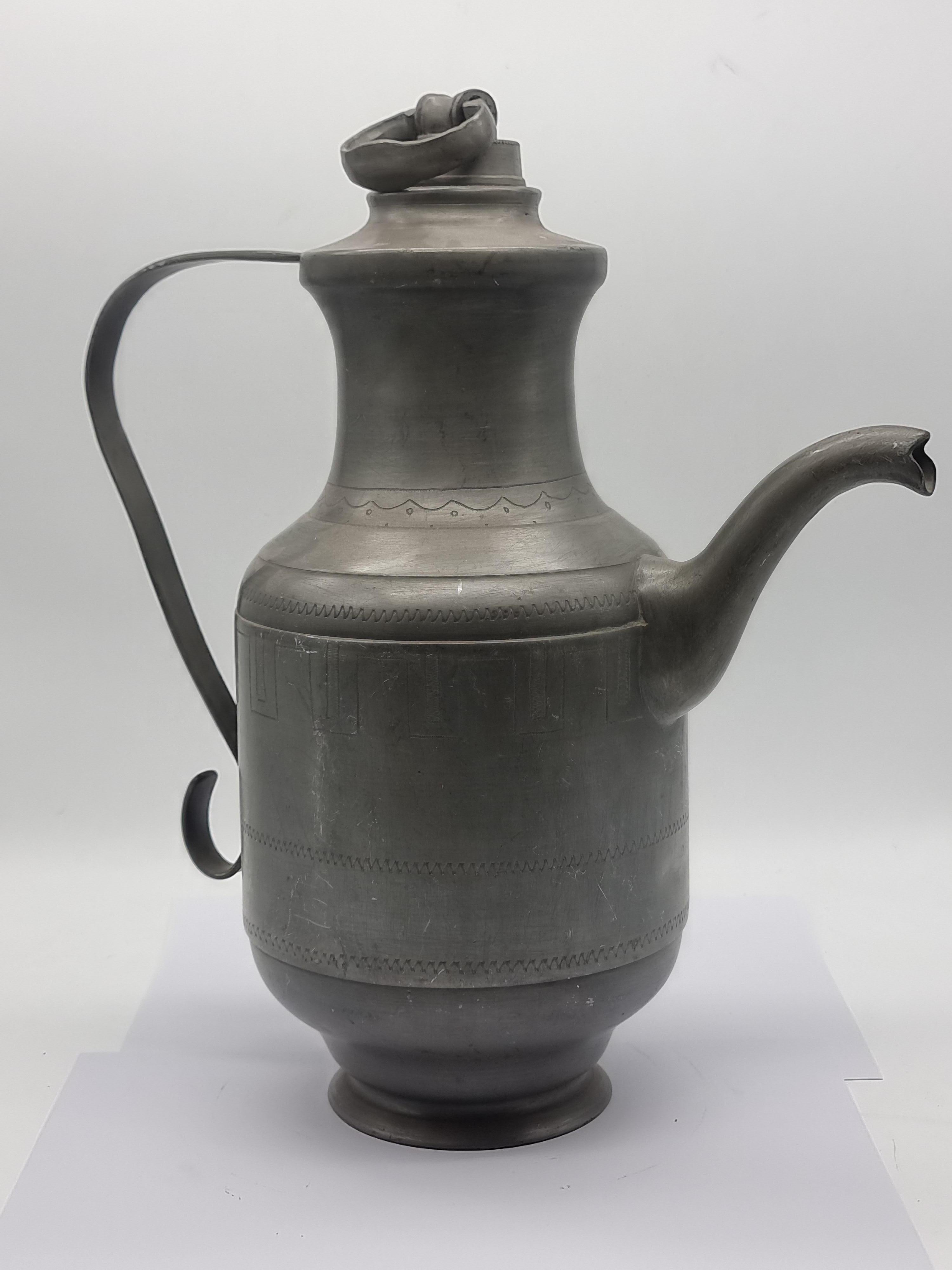 Pichet en étain / Can Art Nouveau Etain Tin Pitcher en vente 4