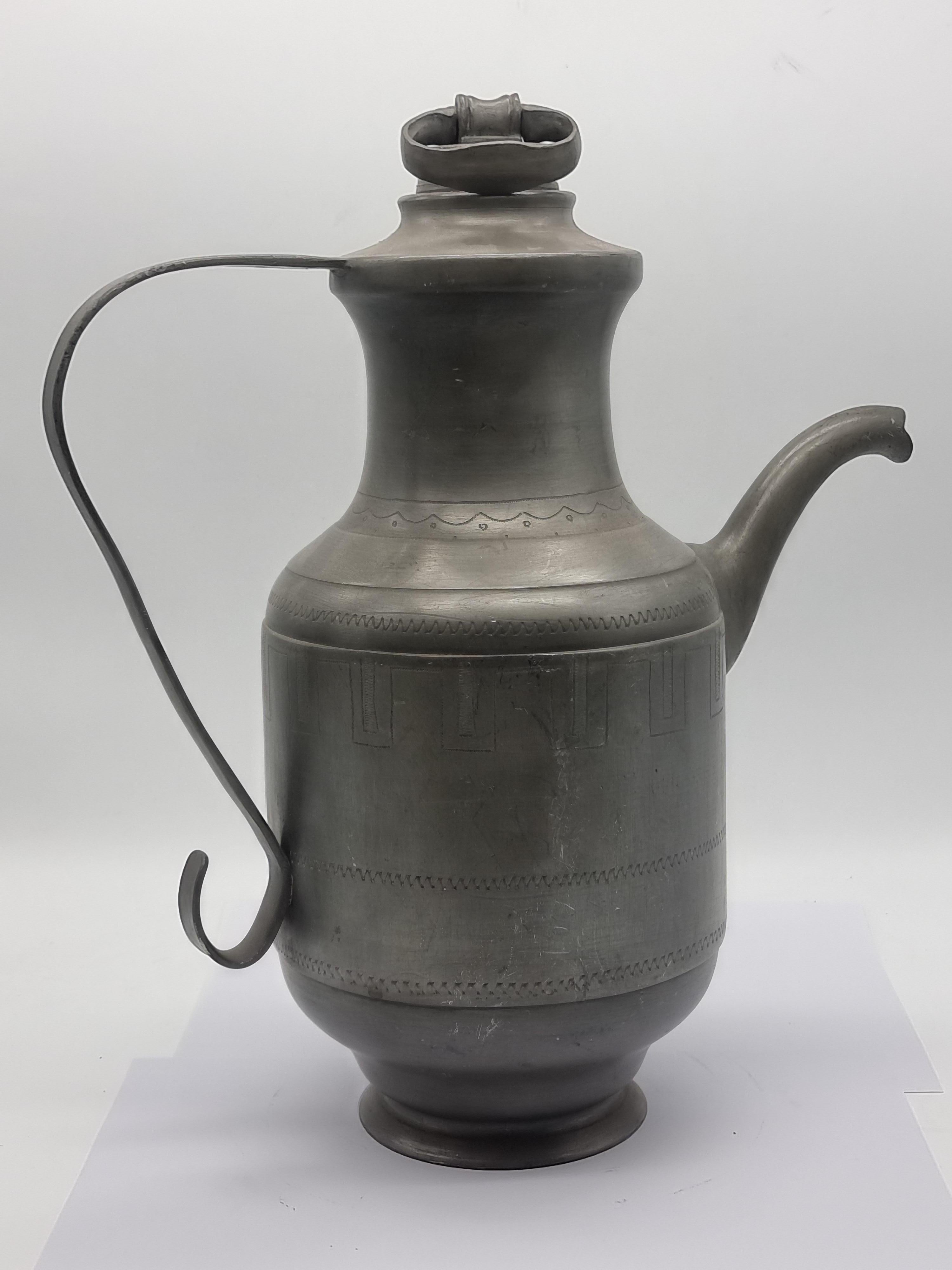 Pichet en étain / Can Art Nouveau Etain Tin Pitcher en vente 5